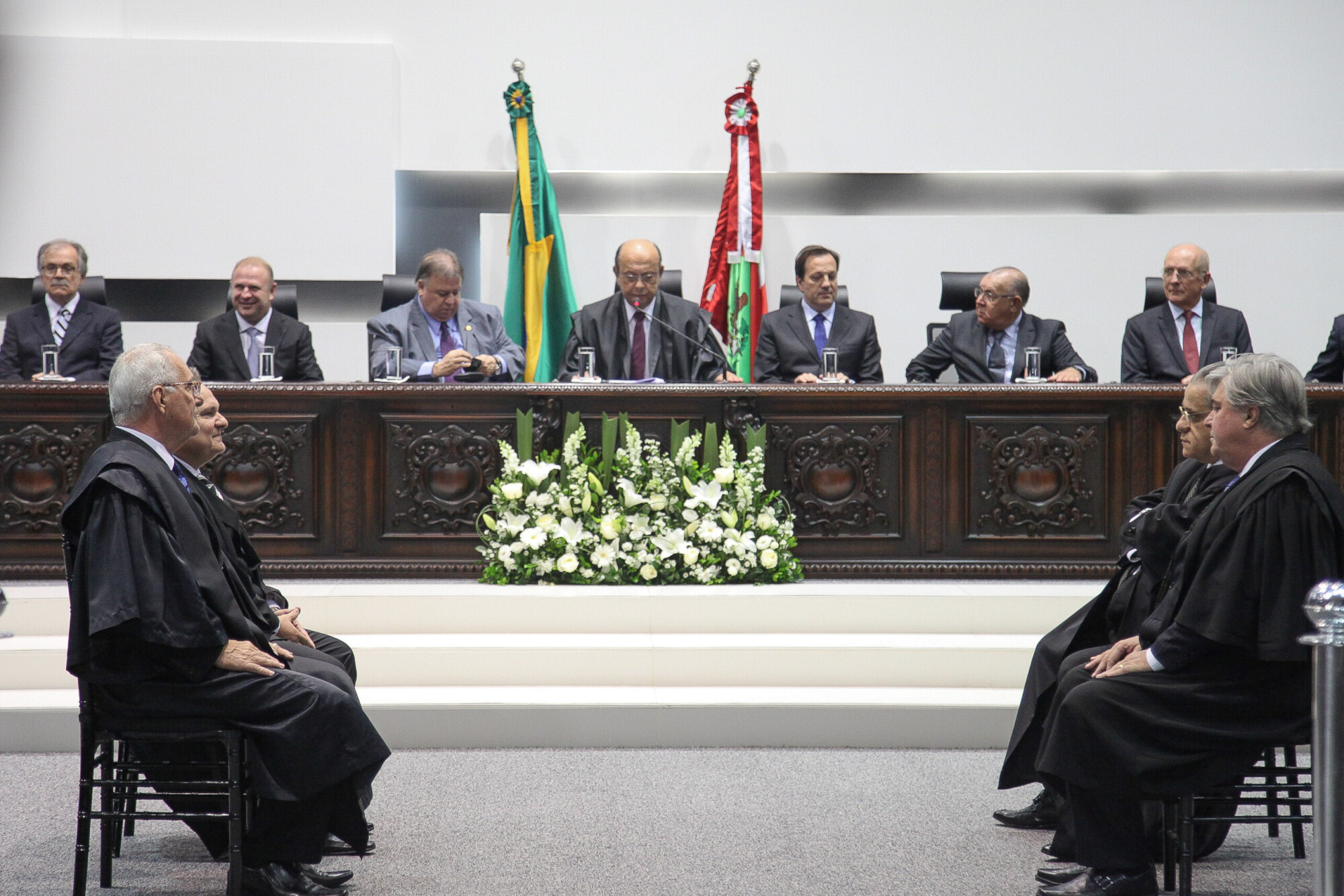 Presidente do TRE-SC toma posse prometendo combater desvios éticos