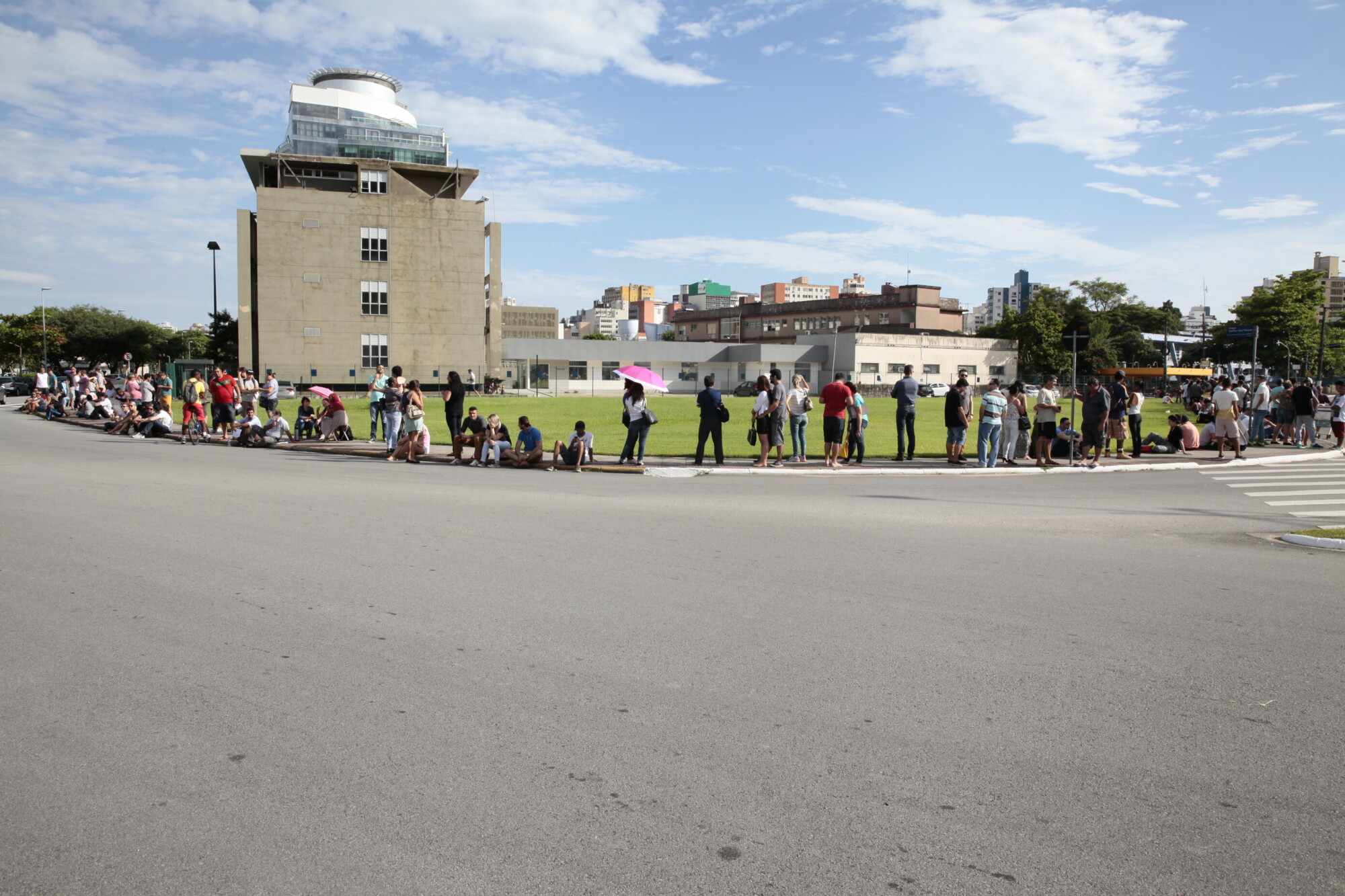 Fila para atendimento no posto da Bulcão Viana, em Florianópolis se estende por todo o quarteirão, nesta segunda-feira (21)