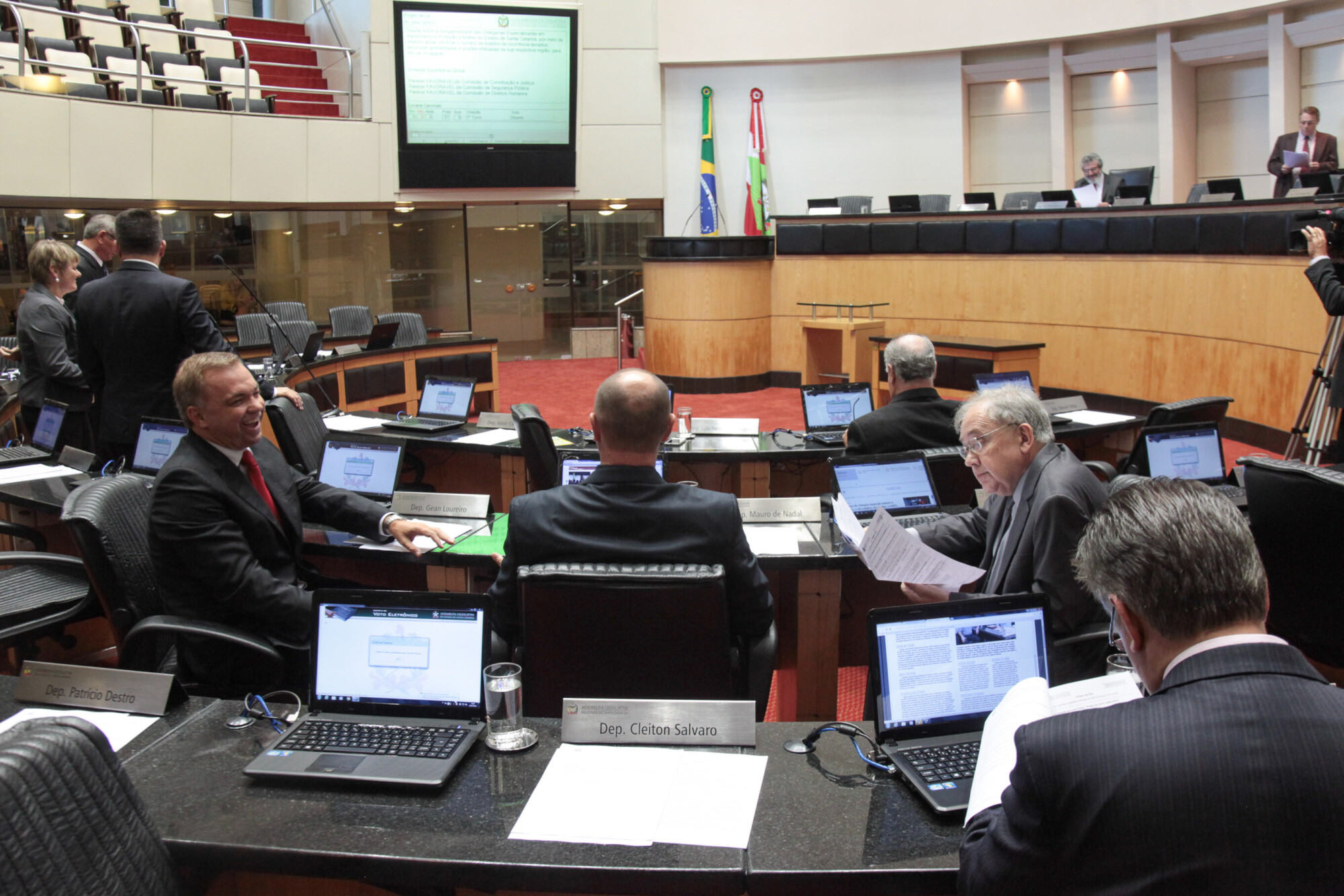 Deputados aprovam sete projetos de lei na sessão ordinária desta terça (29)