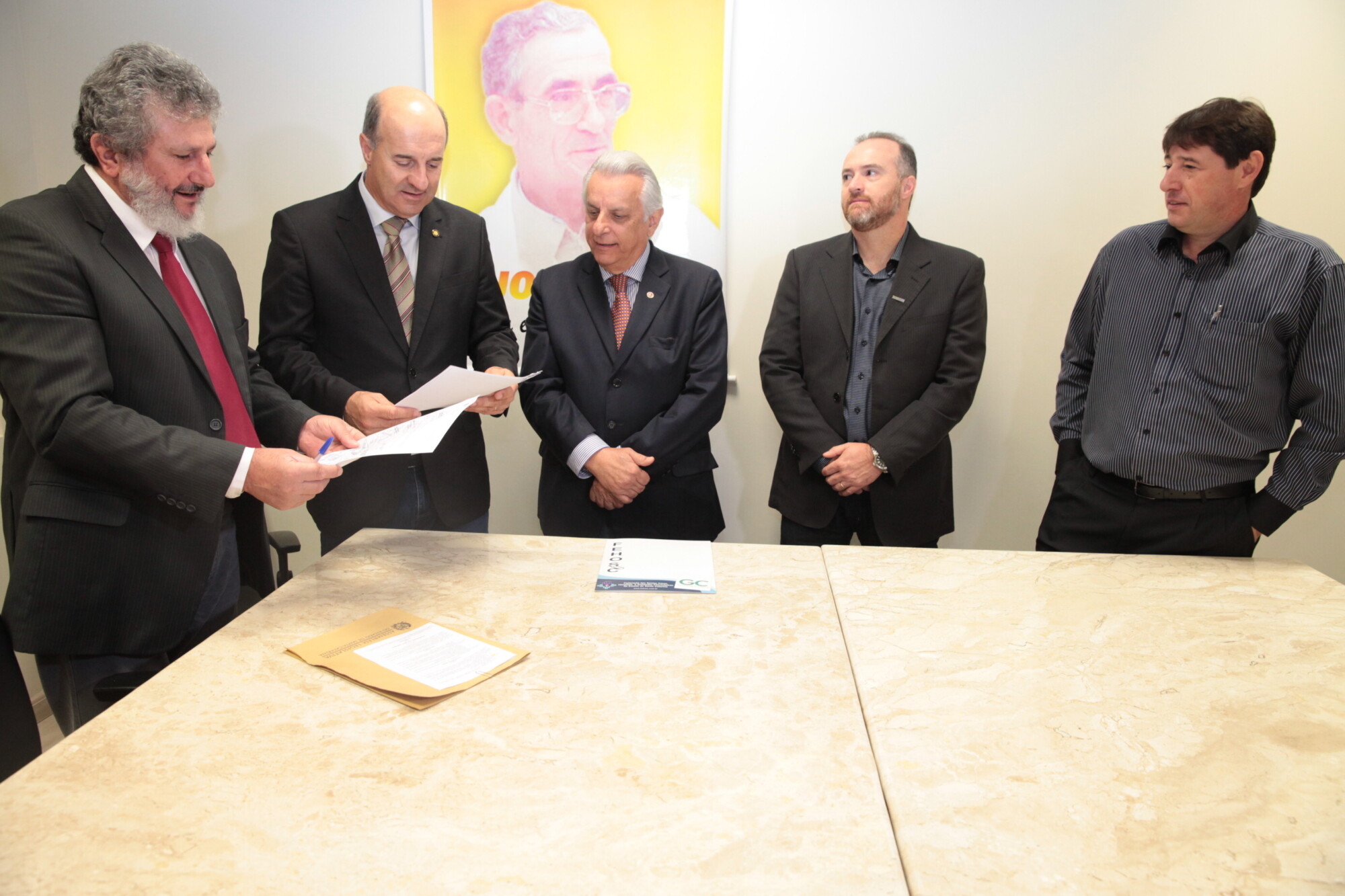 Frente parlamentar protocola PEC que aumenta repasse da saúde no estado