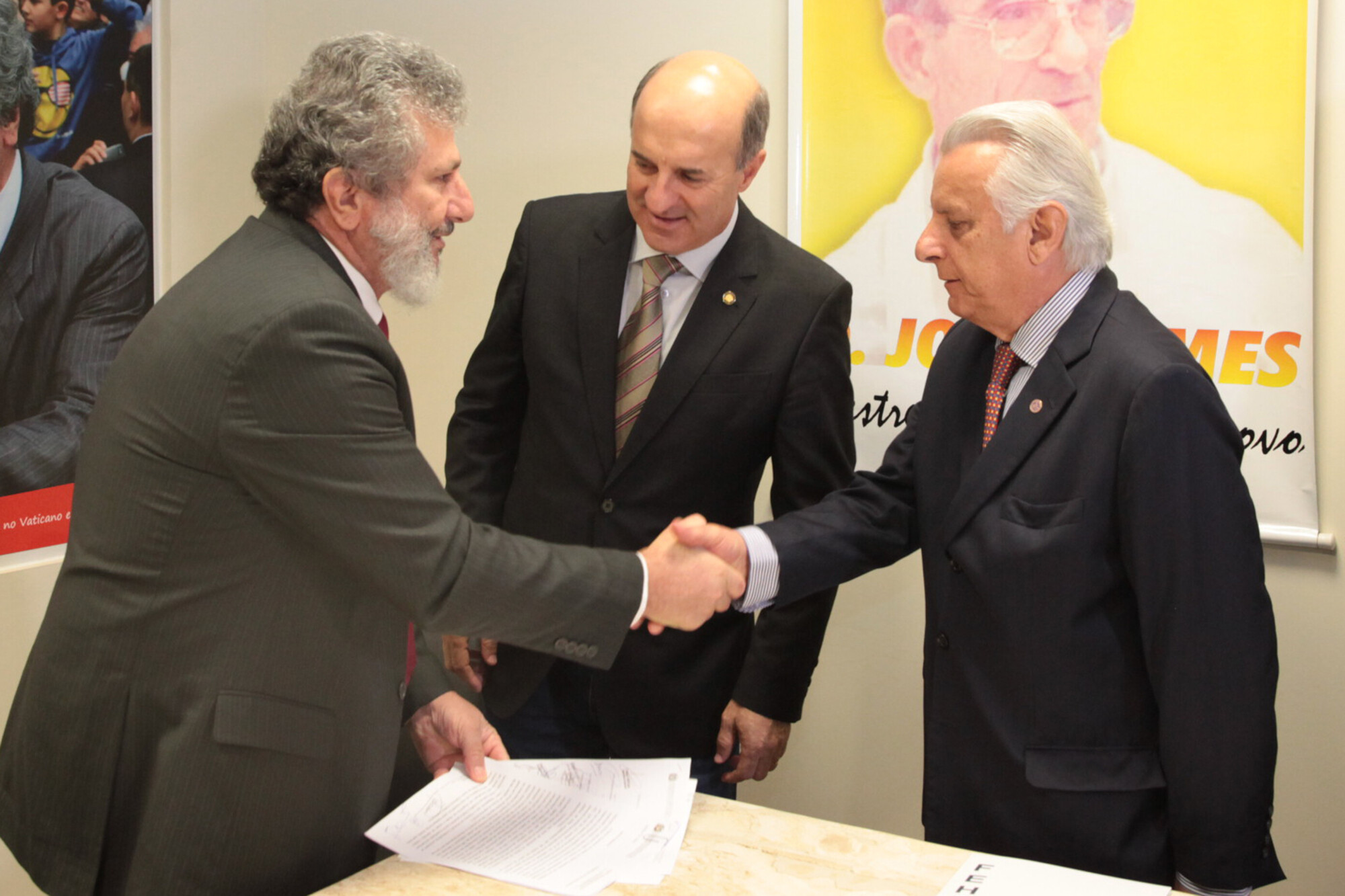 Scheffer (C) protocolou a PEC no gabinete do deputado Padre Pedro (1º à esquerda), acompanhado de dirigentes dos hospitais