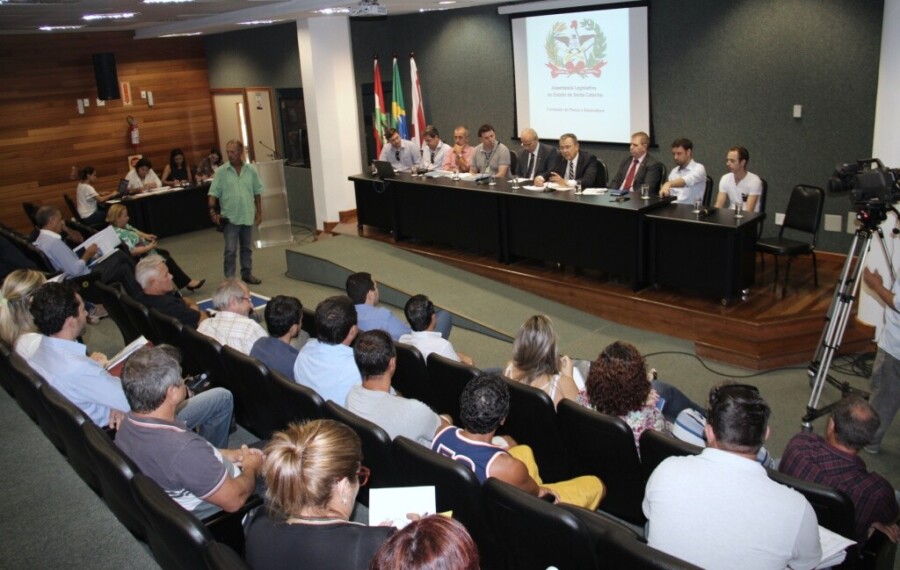Deputado Dalmo Claro comandou a audiência FOTO: Gabriel Baggio