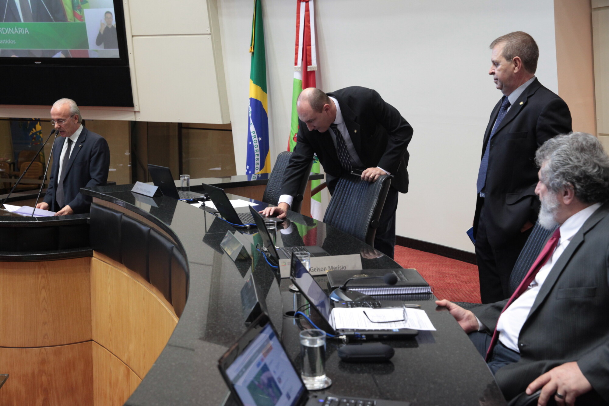 Votação do mínimo regional e questões agrícolas pautam debates no plenário