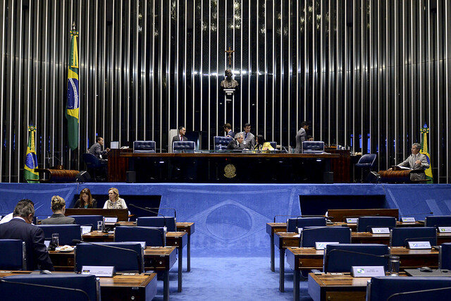 Senadores avaliam decisão da Câmara e projetam impeachment no Senado