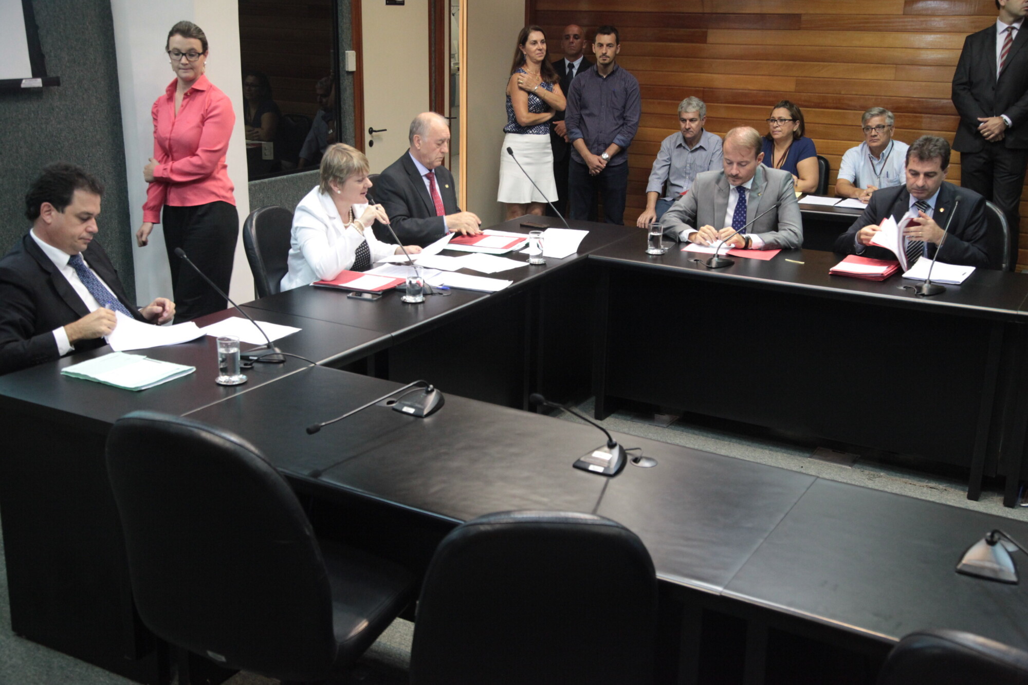 Comissão convoca Deschamps para debater plano de carreira do magistério