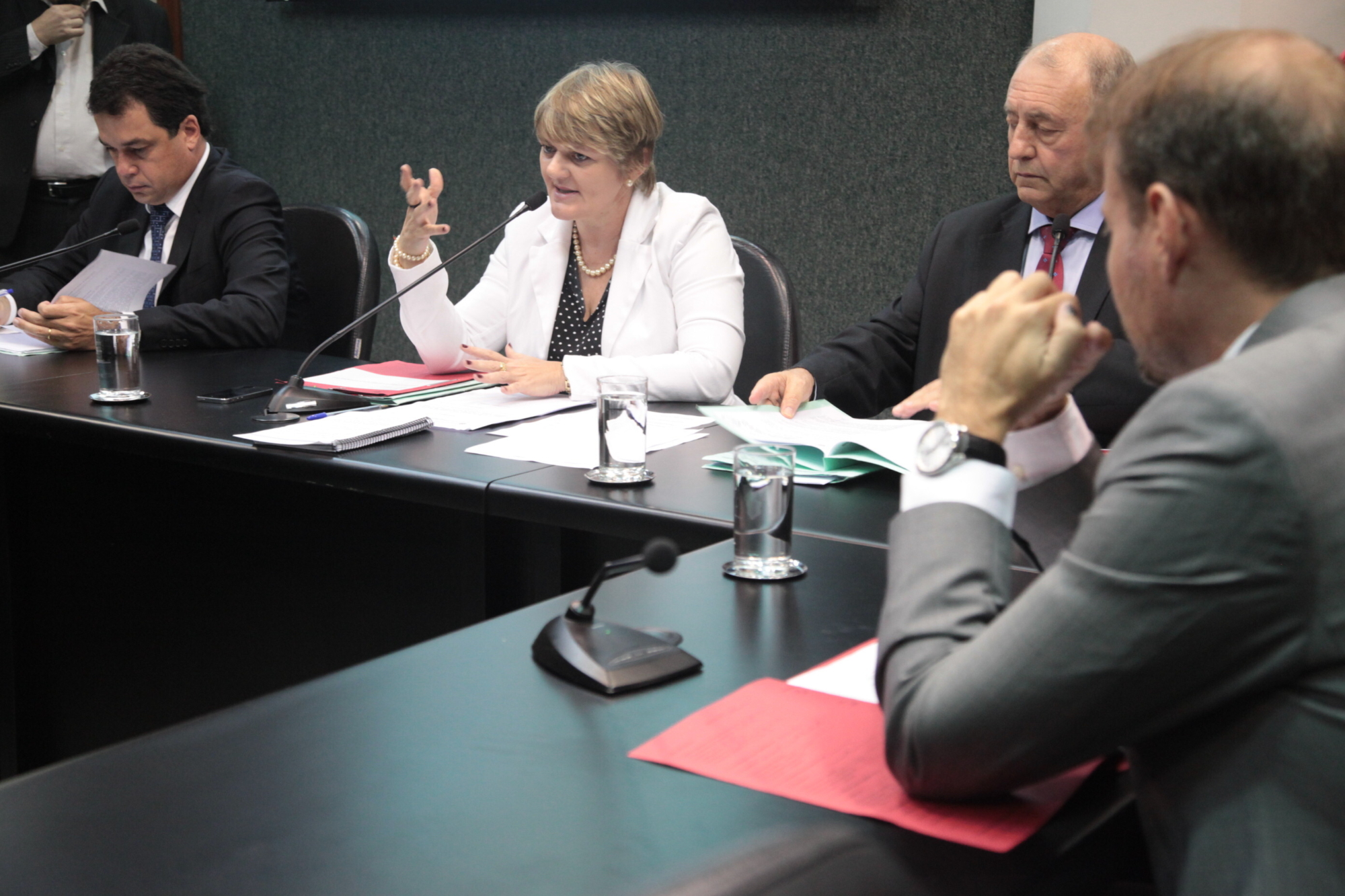 Deputados vão ouvir secretário de educação sobre plano de carreira do magistério