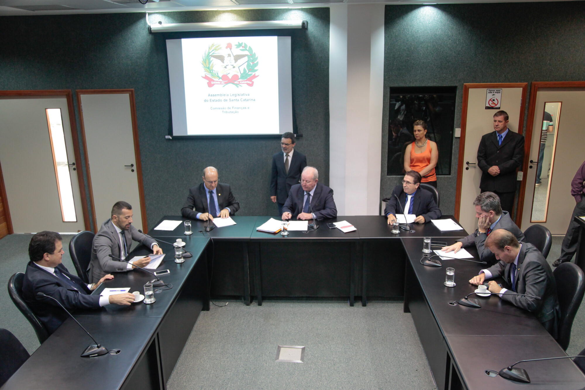 Finanças aprova PL que proíbe juros compostos na dívida de SC com União
