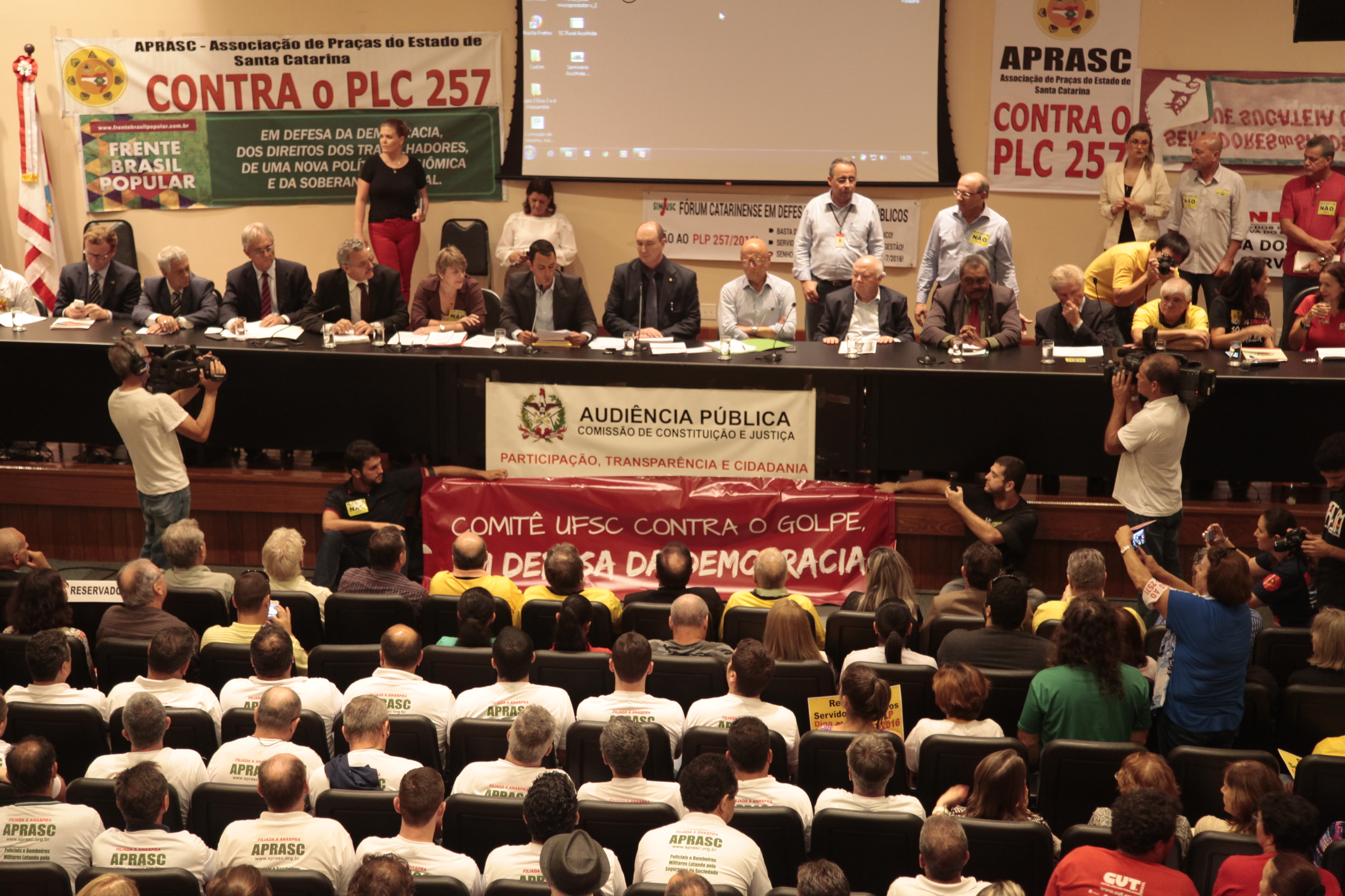 Audiência Pública debate o Projeto de Lei Complementar Federal nº 257/2016, que trata sobre o Refinanciamento das Dívidas Públicas dos Estados e do Distrito Federal para com a União.
