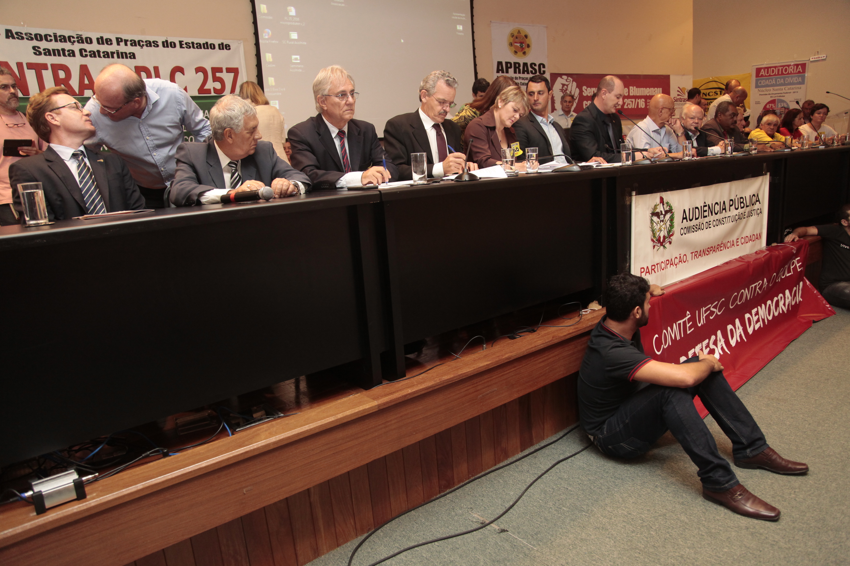 Audiência Pública debate o Projeto de Lei Complementar Federal nº 257/2016, que trata sobre o Refinanciamento das Dívidas Públicas dos Estados e do Distrito Federal para com a União.