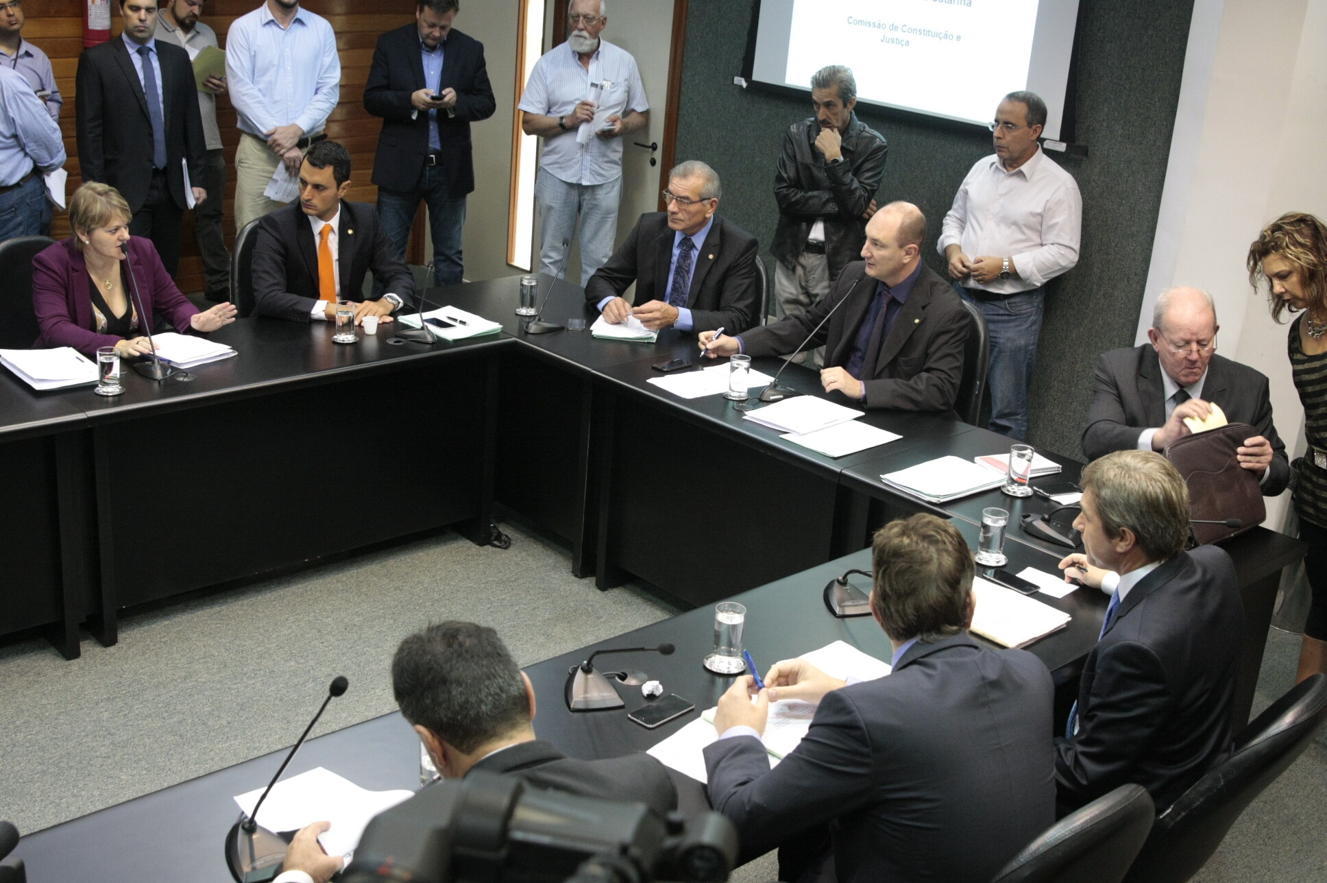 CCJ aprova projeto que retira auxílio-alimentação de servidores licenciados