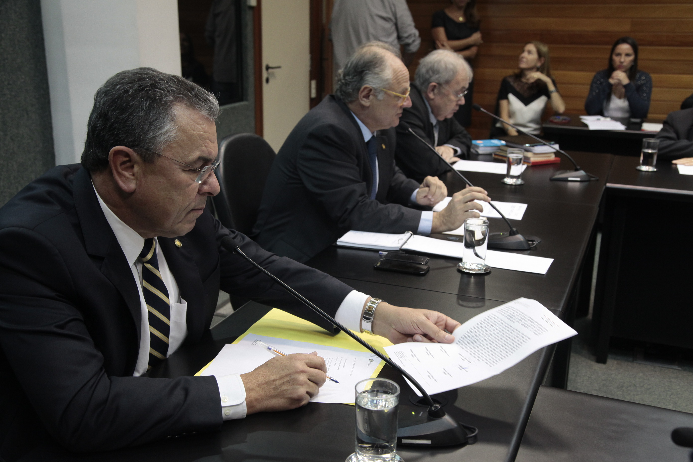 Reunião da Comissão Parlamentar de Inquérito que investiga a falsificação de medicamentos em Santa Catarina.