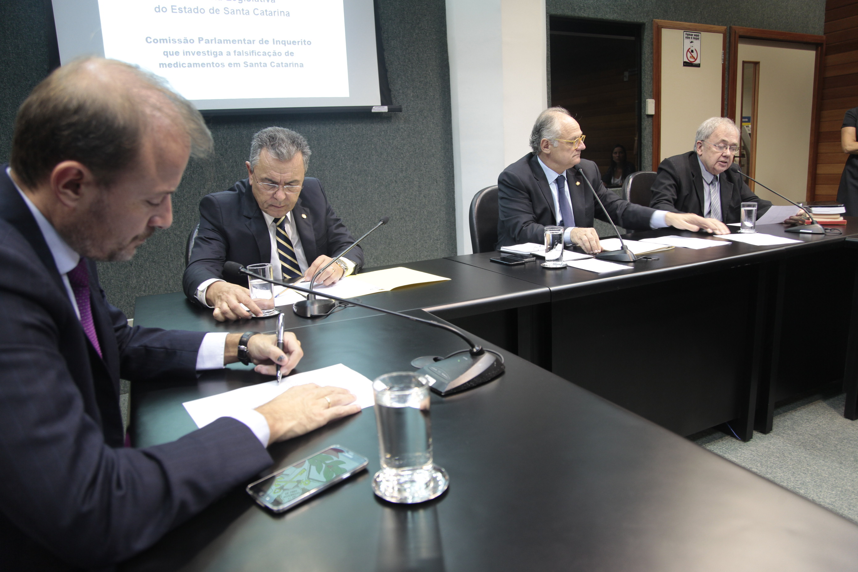 Reunião da Comissão Parlamentar de Inquérito que investiga a falsificação de medicamentos em Santa Catarina.