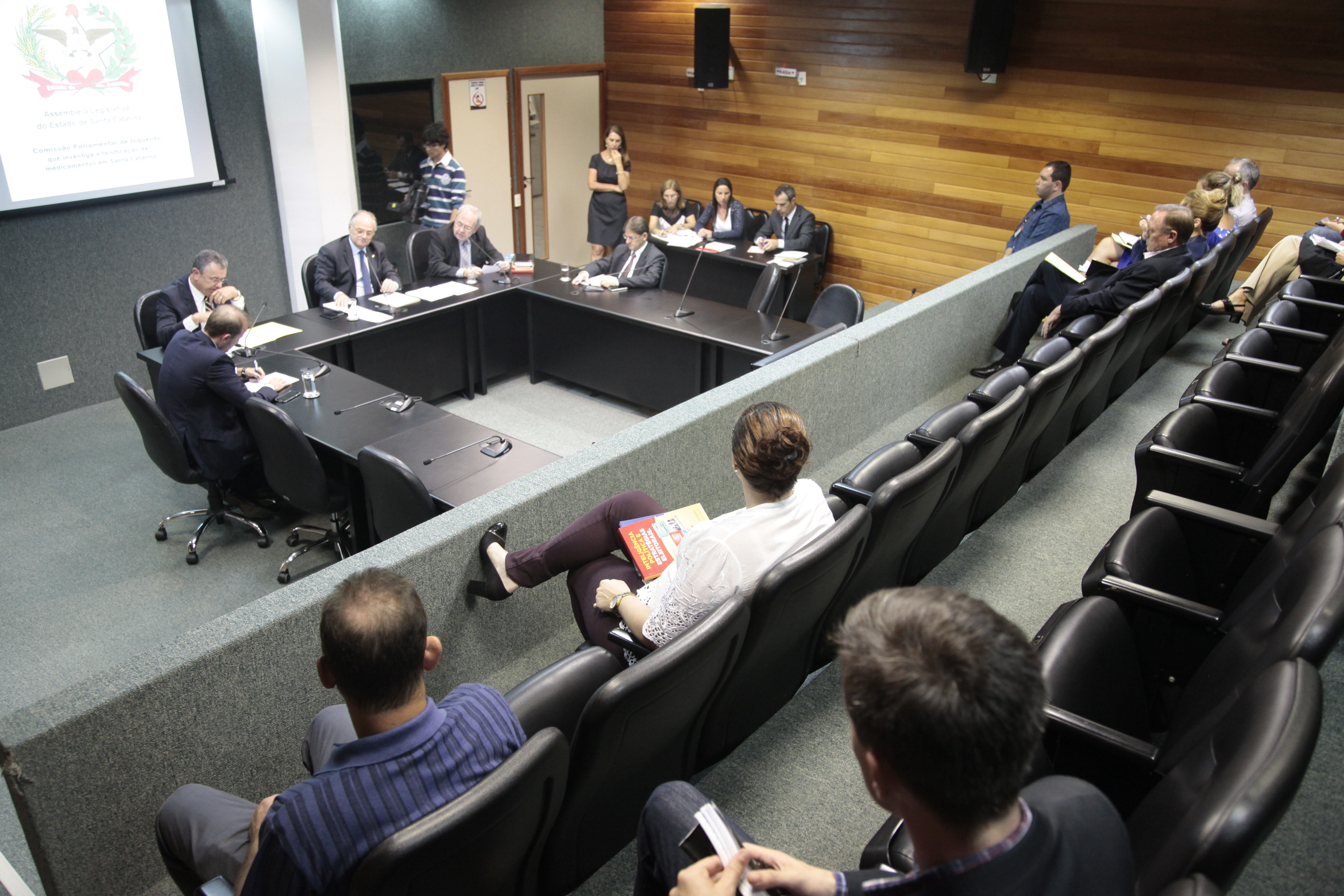 Reunião da Comissão Parlamentar de Inquérito que investiga a falsificação de medicamentos em Santa Catarina.