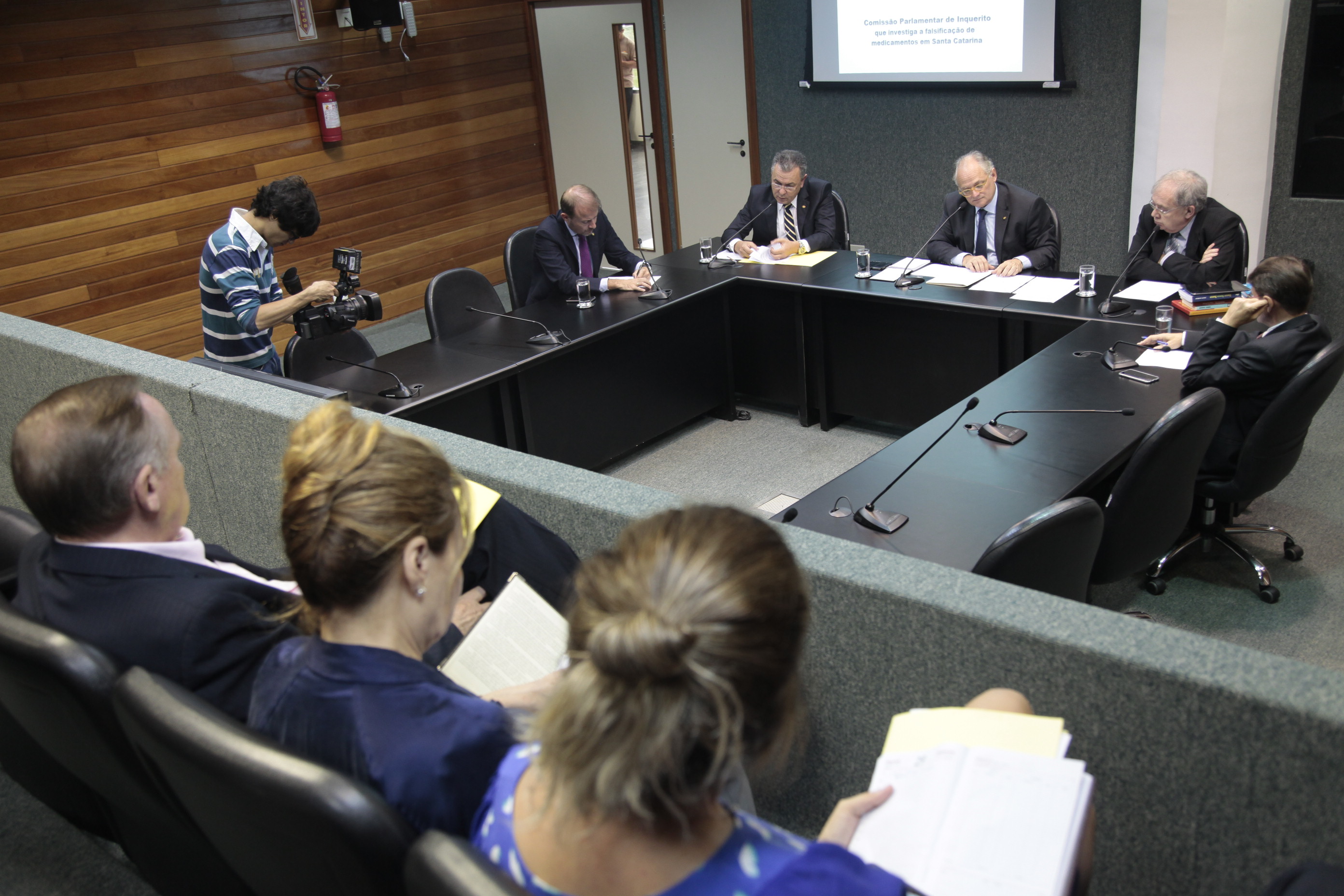 Reunião da Comissão Parlamentar de Inquérito que investiga a falsificação de medicamentos em Santa Catarina.