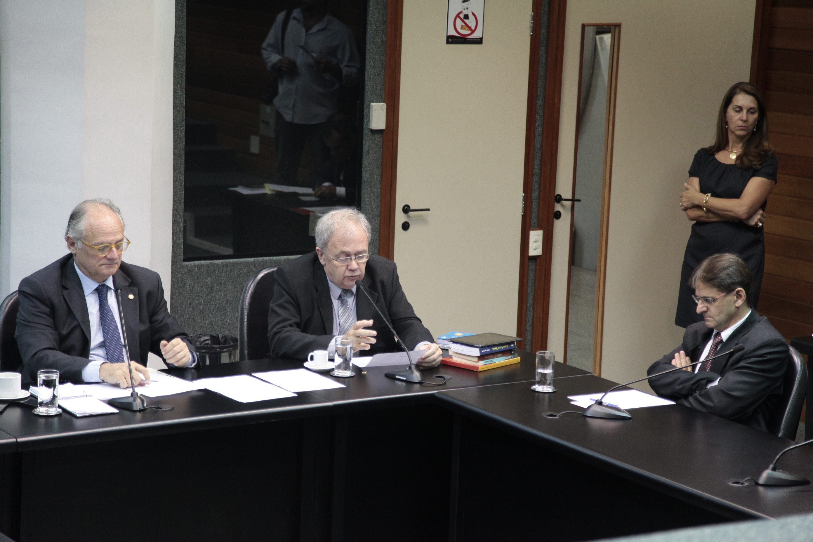 Reunião da Comissão Parlamentar de Inquérito que investiga a falsificação de medicamentos em Santa Catarina.