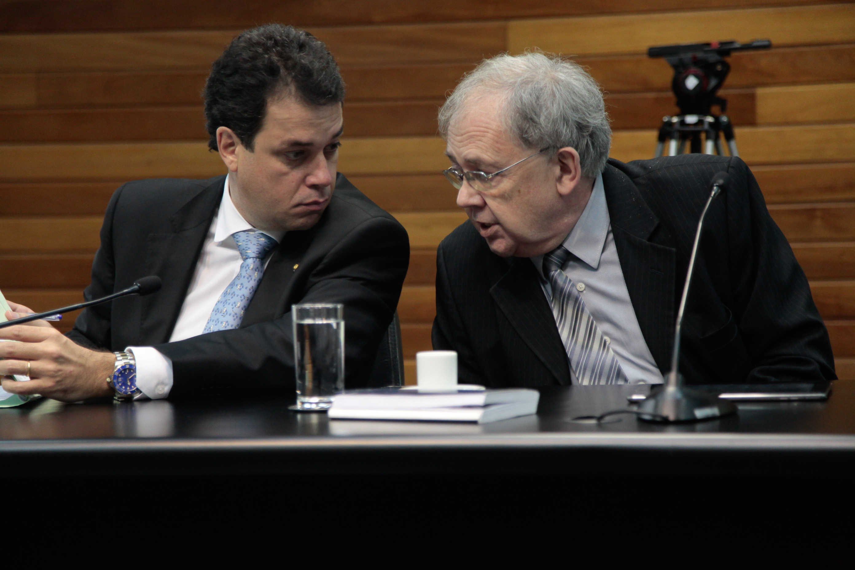Deputado Rodrigo Minotto (PDT) [e] e Deputado Fernando Coruja (PMDB) em Comissão de Trabalho, Administração e Serviço Público