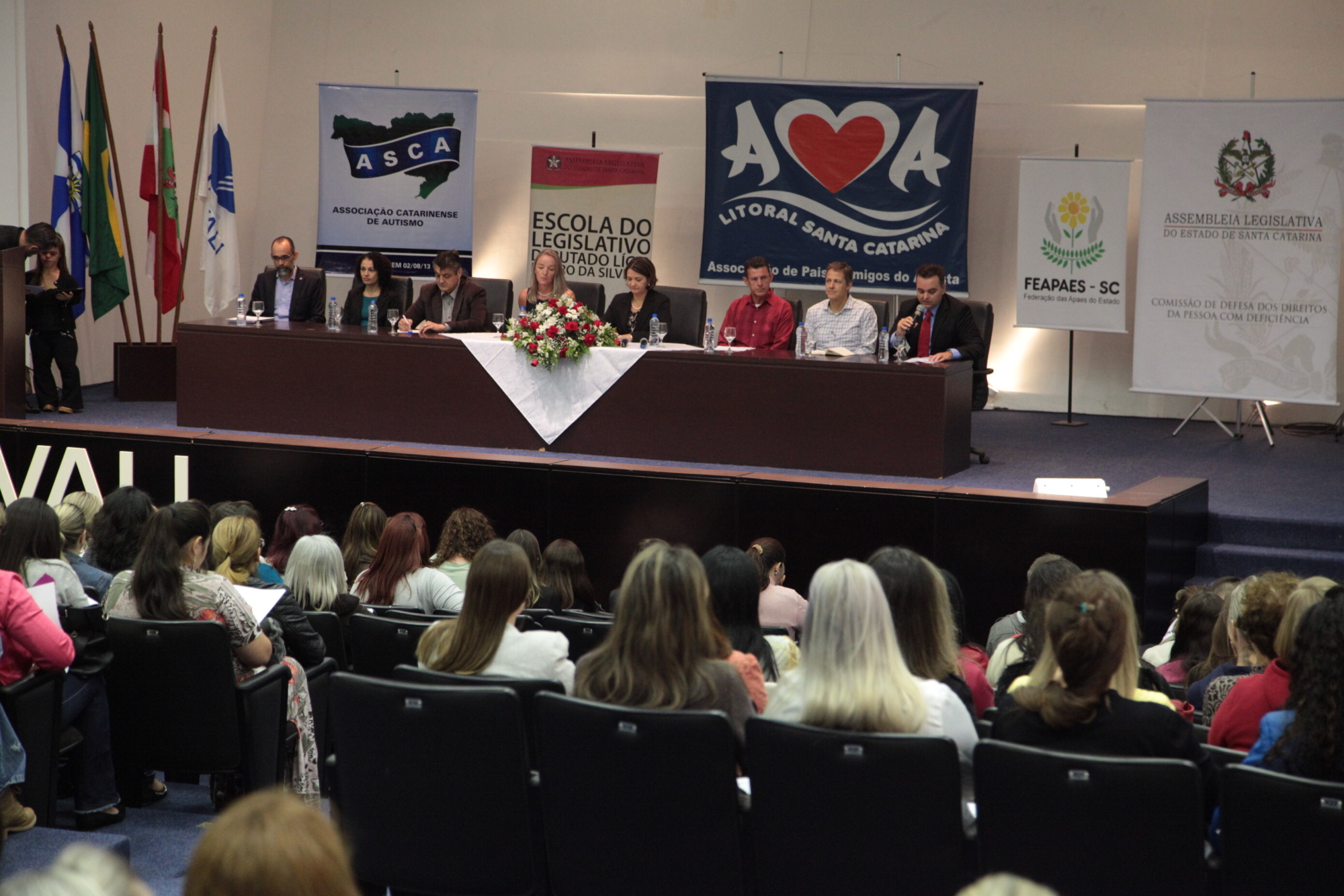 Seminário capacita profissionais da educação sobre o autismo