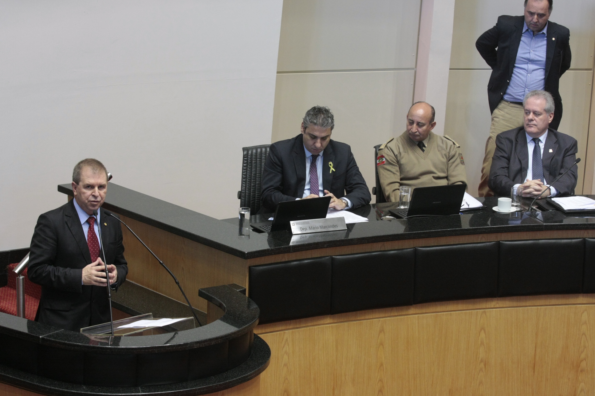 Sessão Especial para esclarecimento do Senhor Seretário de Estado e Segurança Pública sobre o Planejamento e Metas para o Cobate ao Crime no Estado de Santa Catarina.