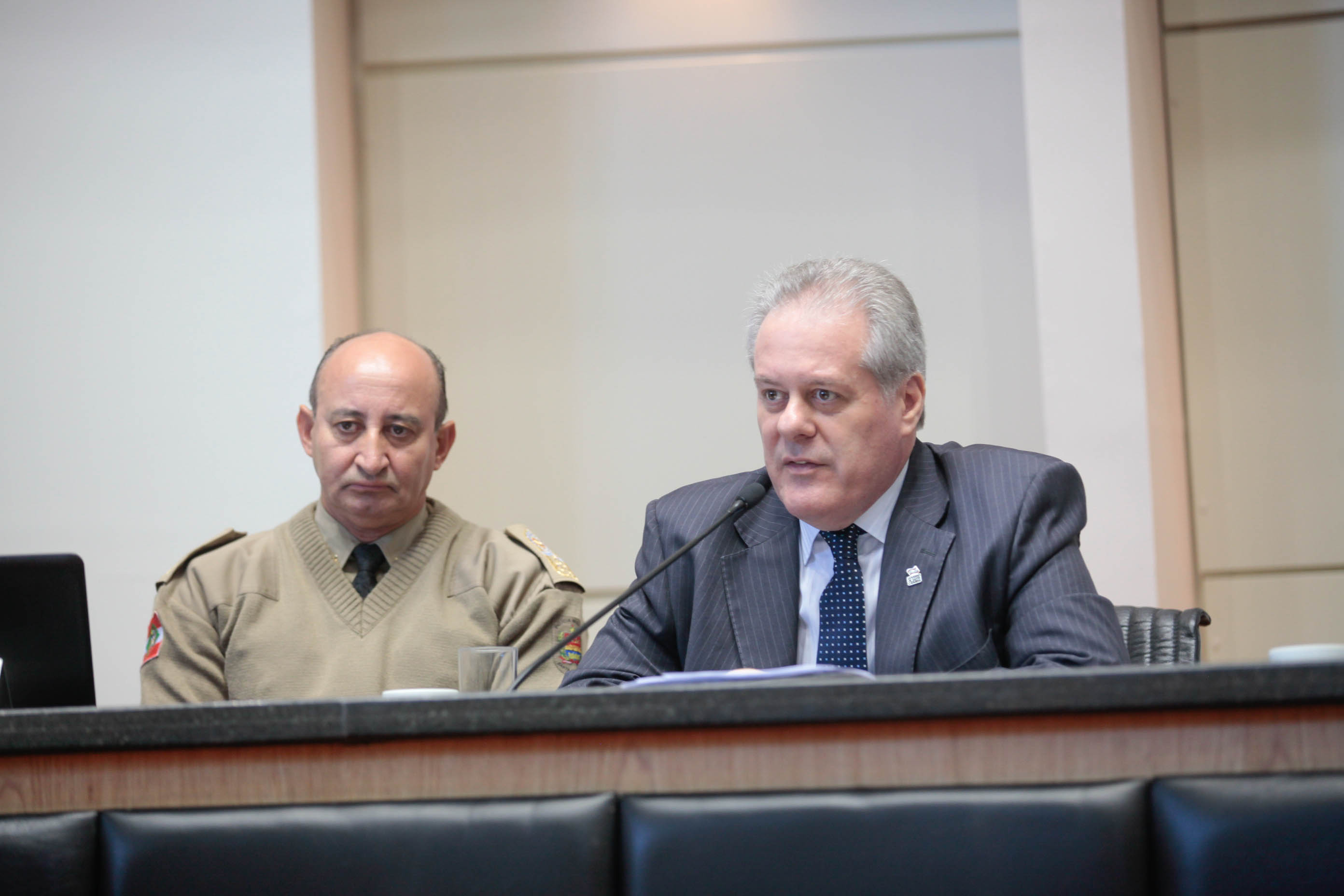 Sessão Especial para esclarecimento do Senhor Seretário de Estado e Segurança Pública sobre o Planejamento e Metas para o Cobate ao Crime no Estado de Santa Catarina.