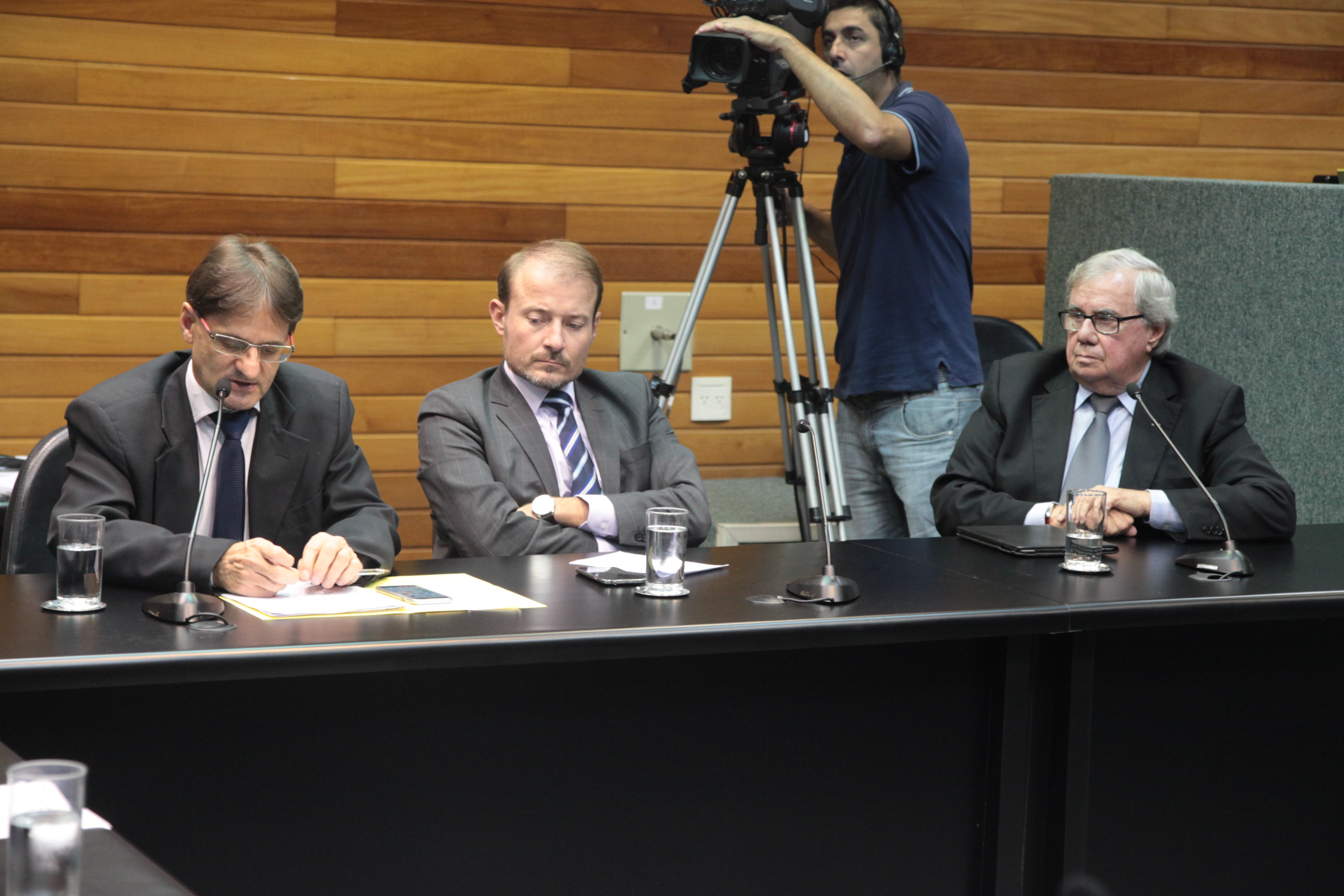 Reunião da Comissão Parlamentar de Inquérito para investigar a falsificação de medicamentos em Santa Catarina.