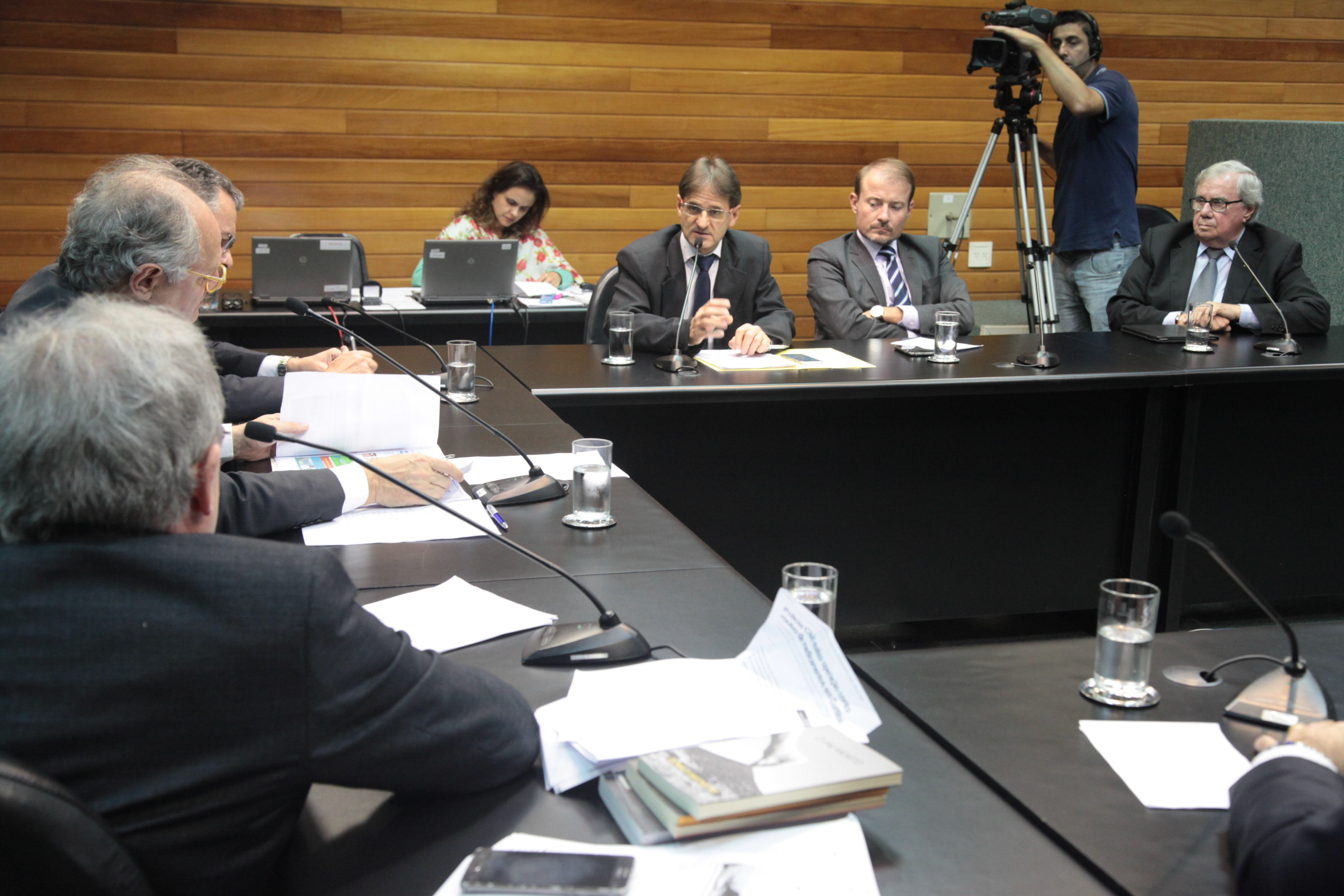 Reunião da Comissão Parlamentar de Inquérito para investigar a falsificação de medicamentos em Santa Catarina.