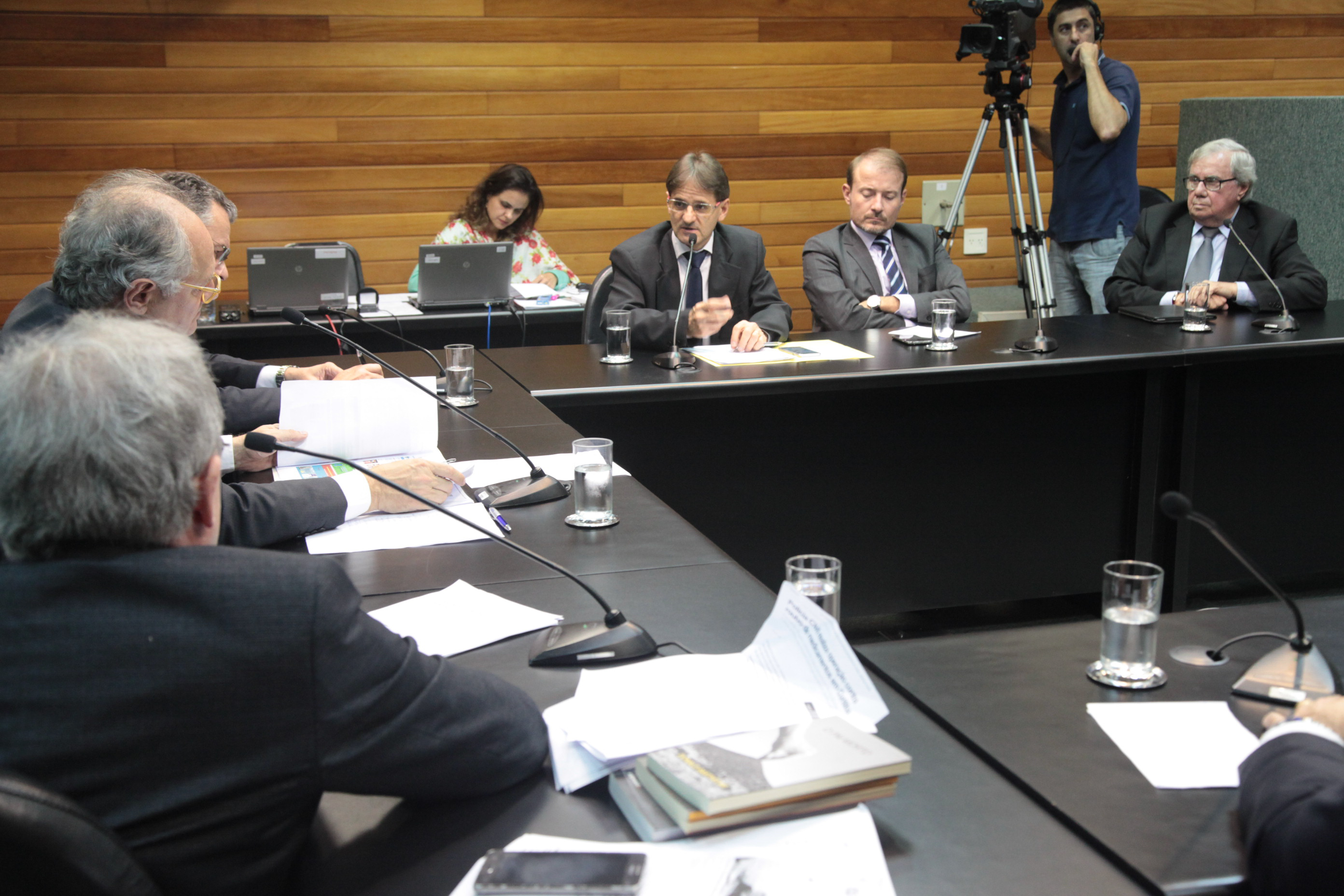 Reunião da Comissão Parlamentar de Inquérito para investigar a falsificação de medicamentos em Santa Catarina.