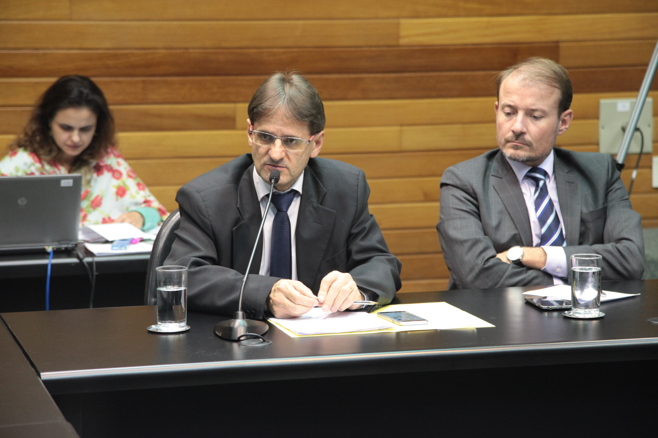 Reunião da Comissão Parlamentar de Inquérito para investigar a falsificação de medicamentos em Santa Catarina.