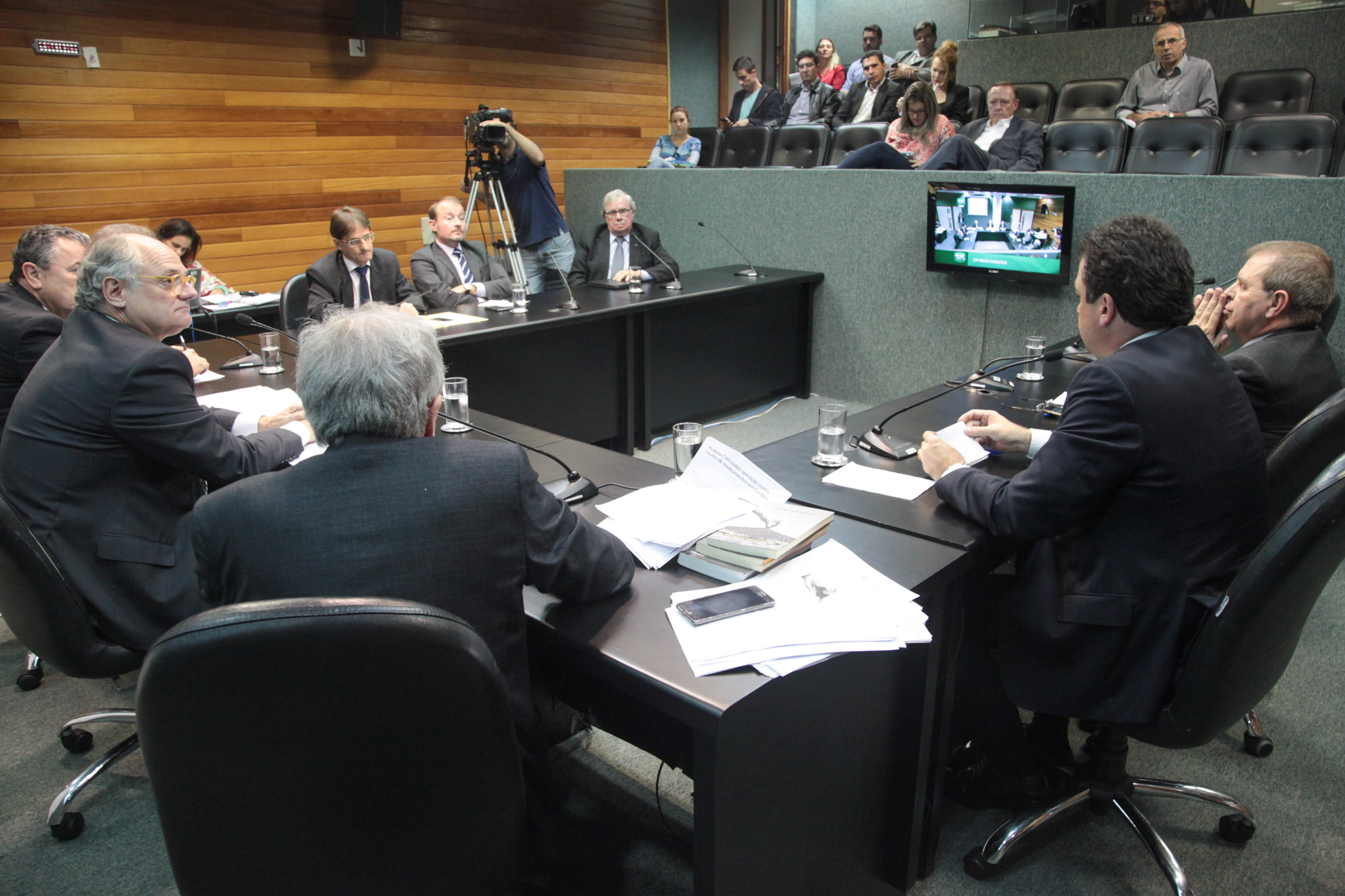Reunião da Comissão Parlamentar de Inquérito para investigar a falsificação de medicamentos em Santa Catarina.