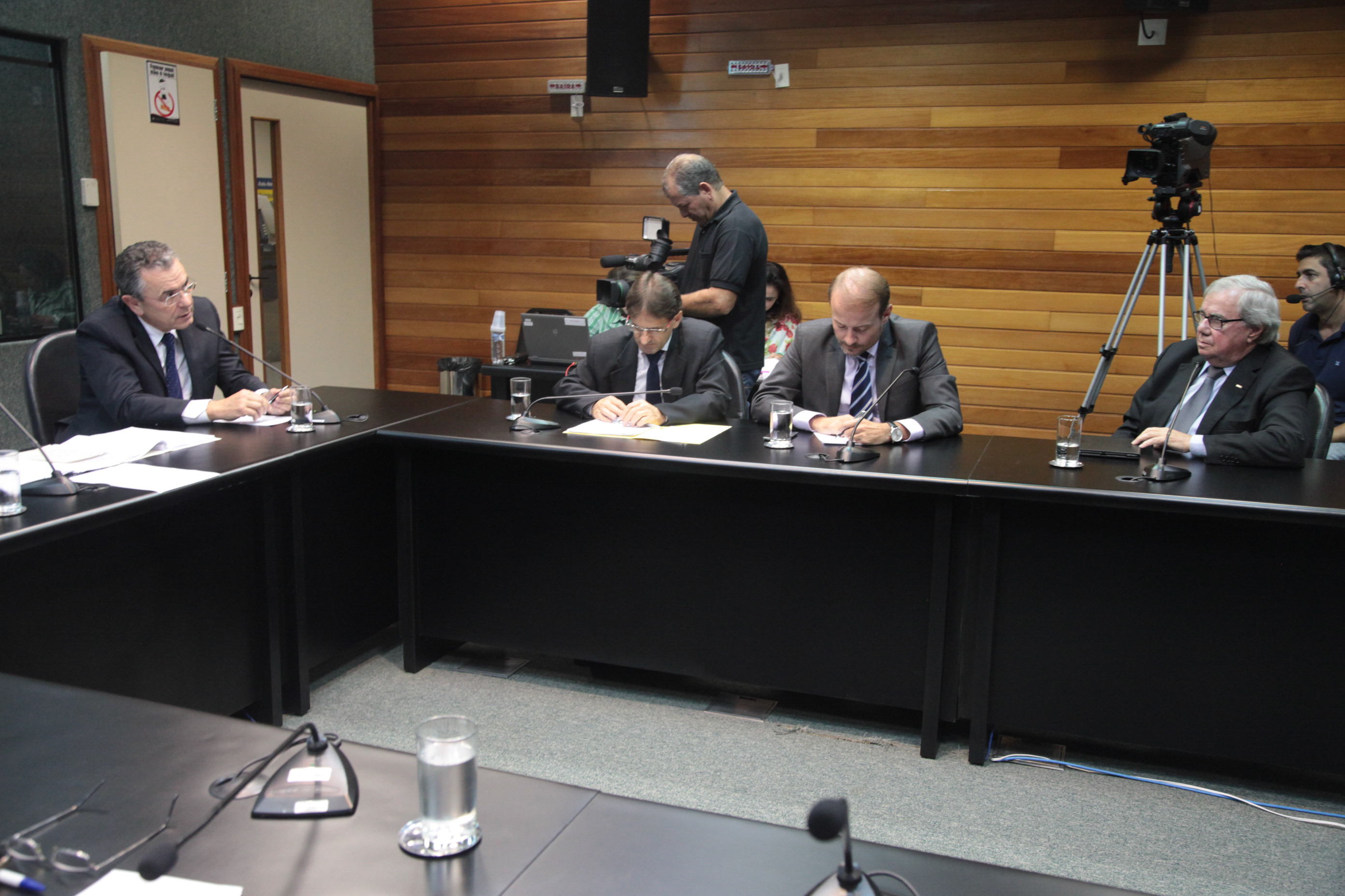 Reunião da Comissão Parlamentar de Inquérito para investigar a falsificação de medicamentos em Santa Catarina.