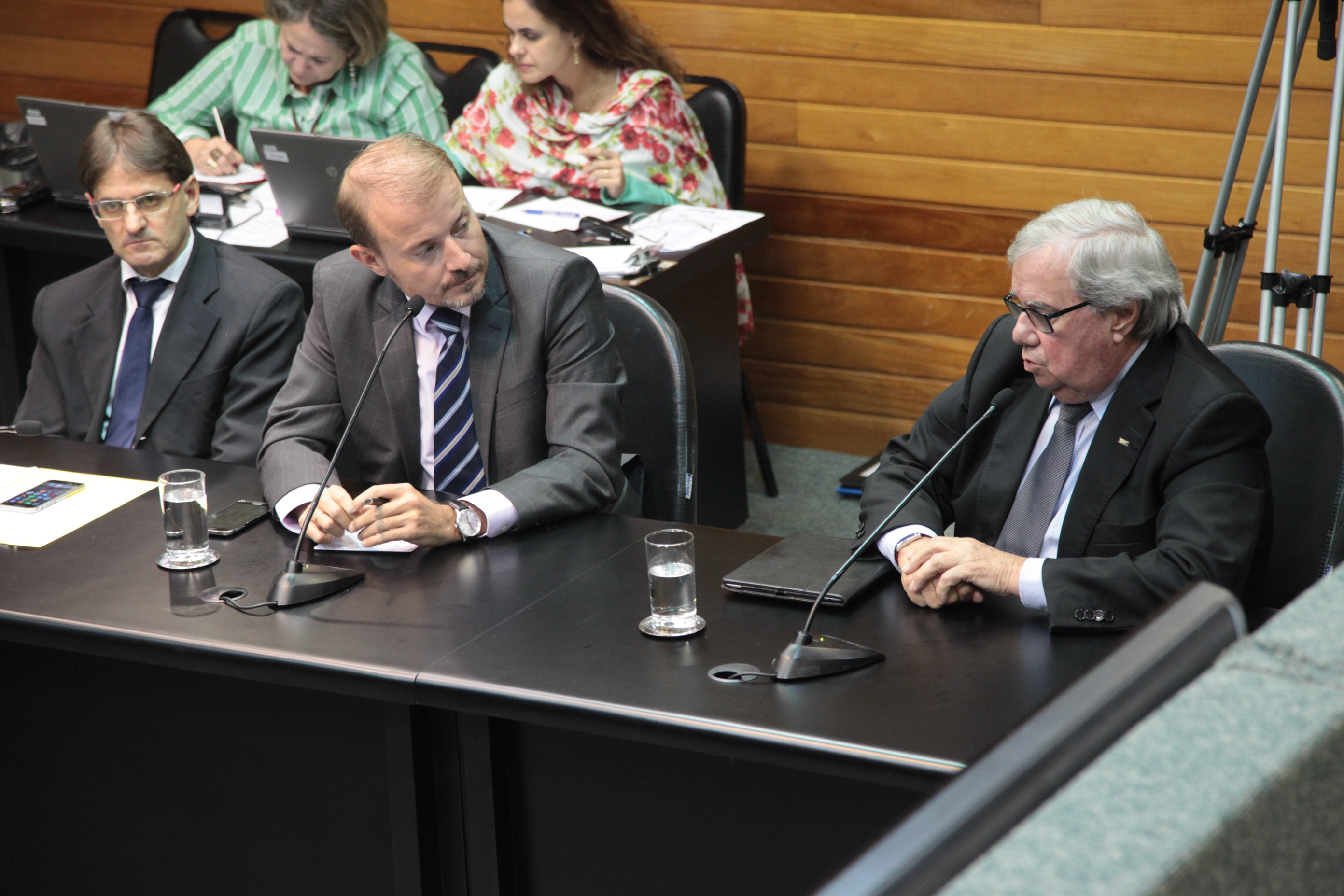 Reunião da Comissão Parlamentar de Inquérito para investigar a falsificação de medicamentos em Santa Catarina.