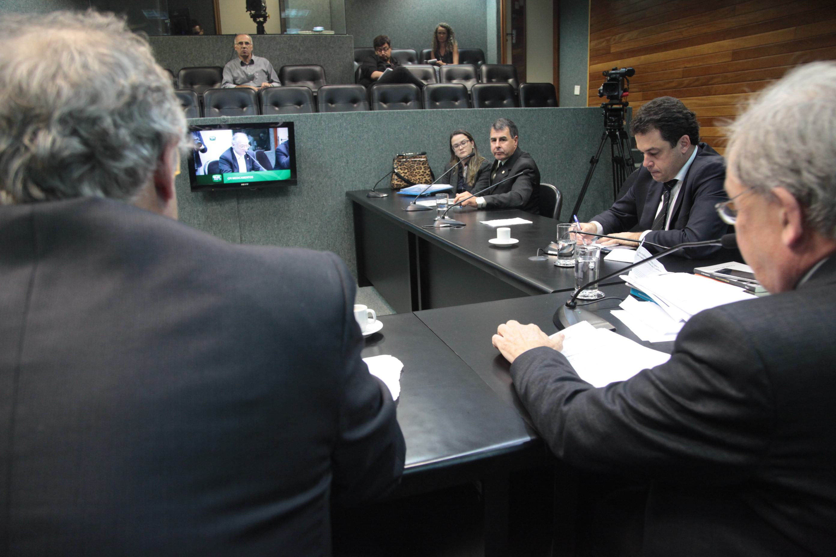 Reunião da Comissão Parlamentar de Inquérito para investigar a falsificação de medicamentos em Santa Catarina.