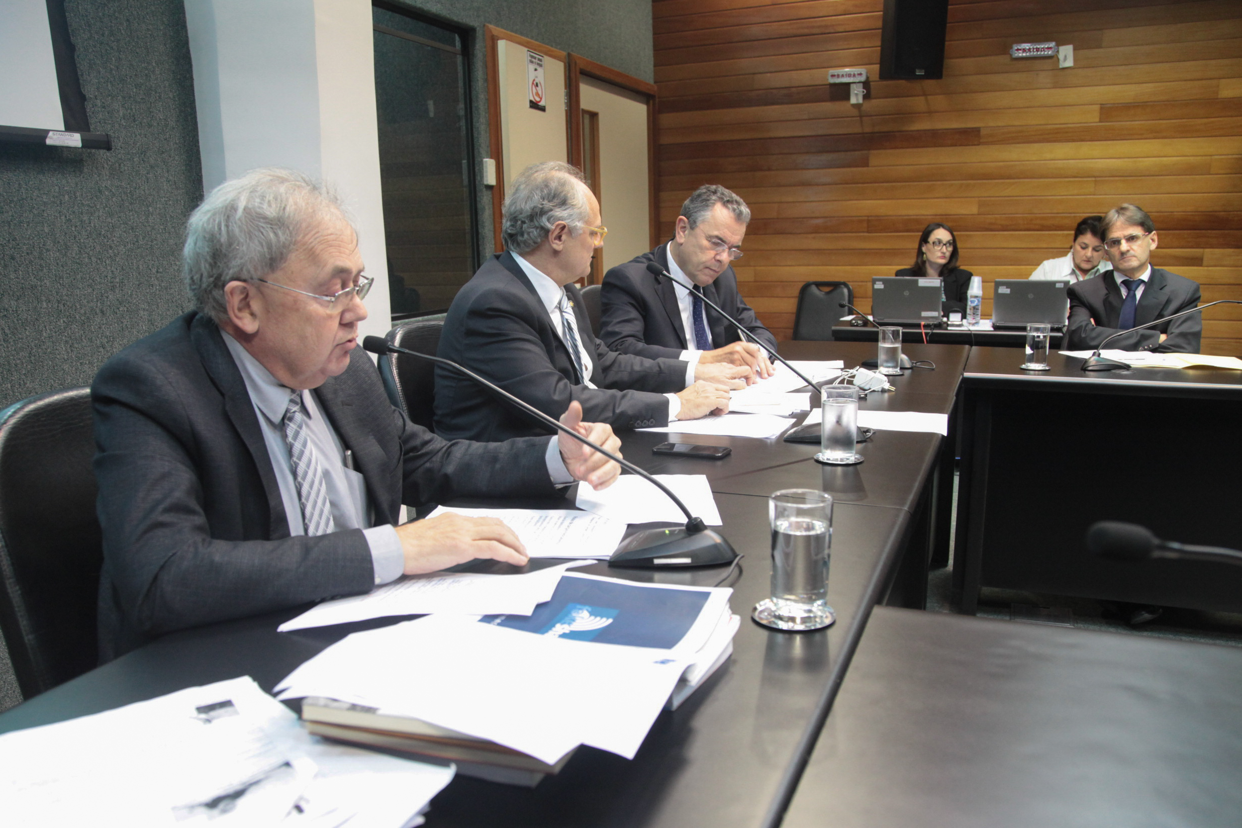 Reunião da Comissão Parlamentar de Inquérito para investigar a falsificação de medicamentos em Santa Catarina.