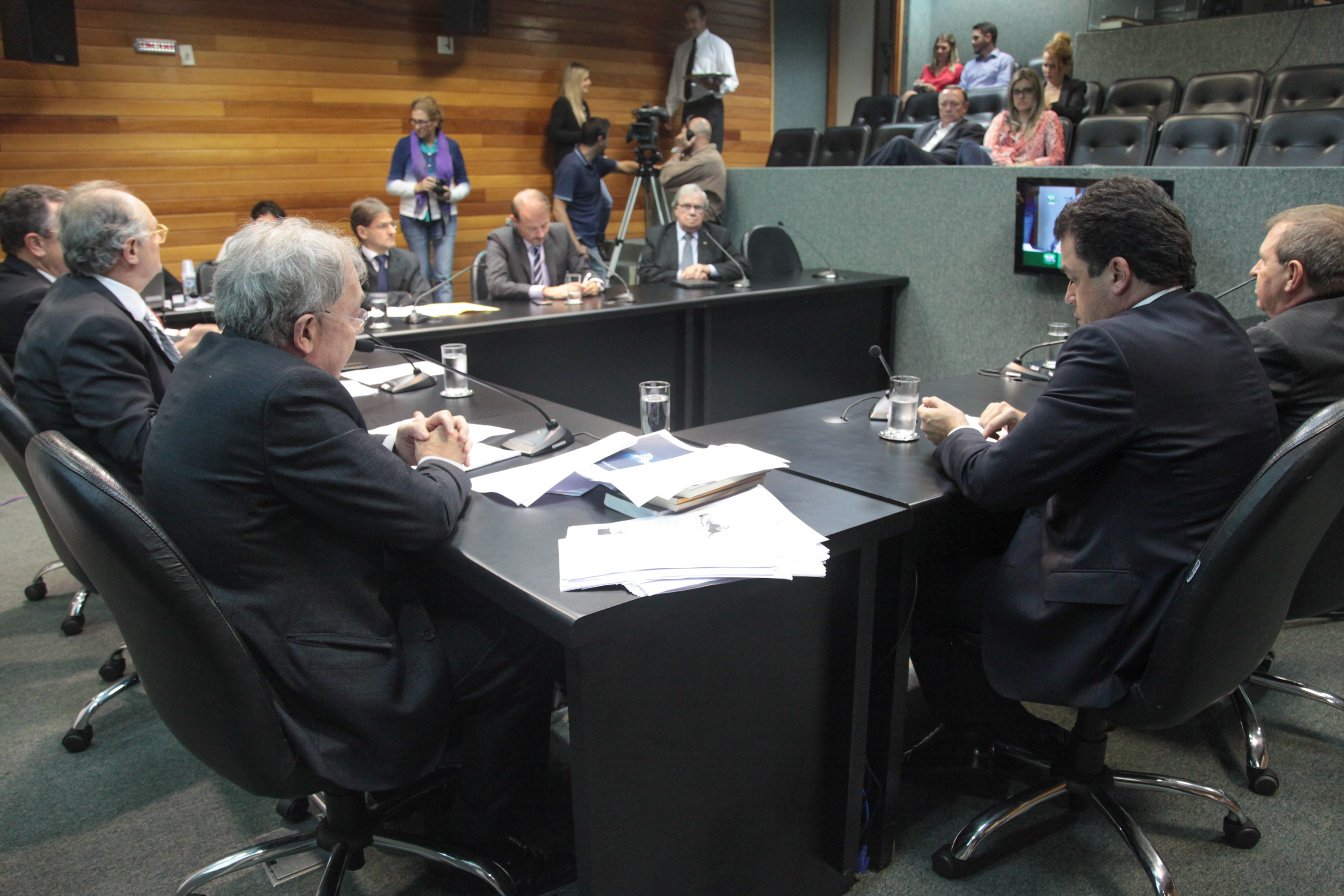Reunião da Comissão Parlamentar de Inquérito para investigar a falsificação de medicamentos em Santa Catarina.