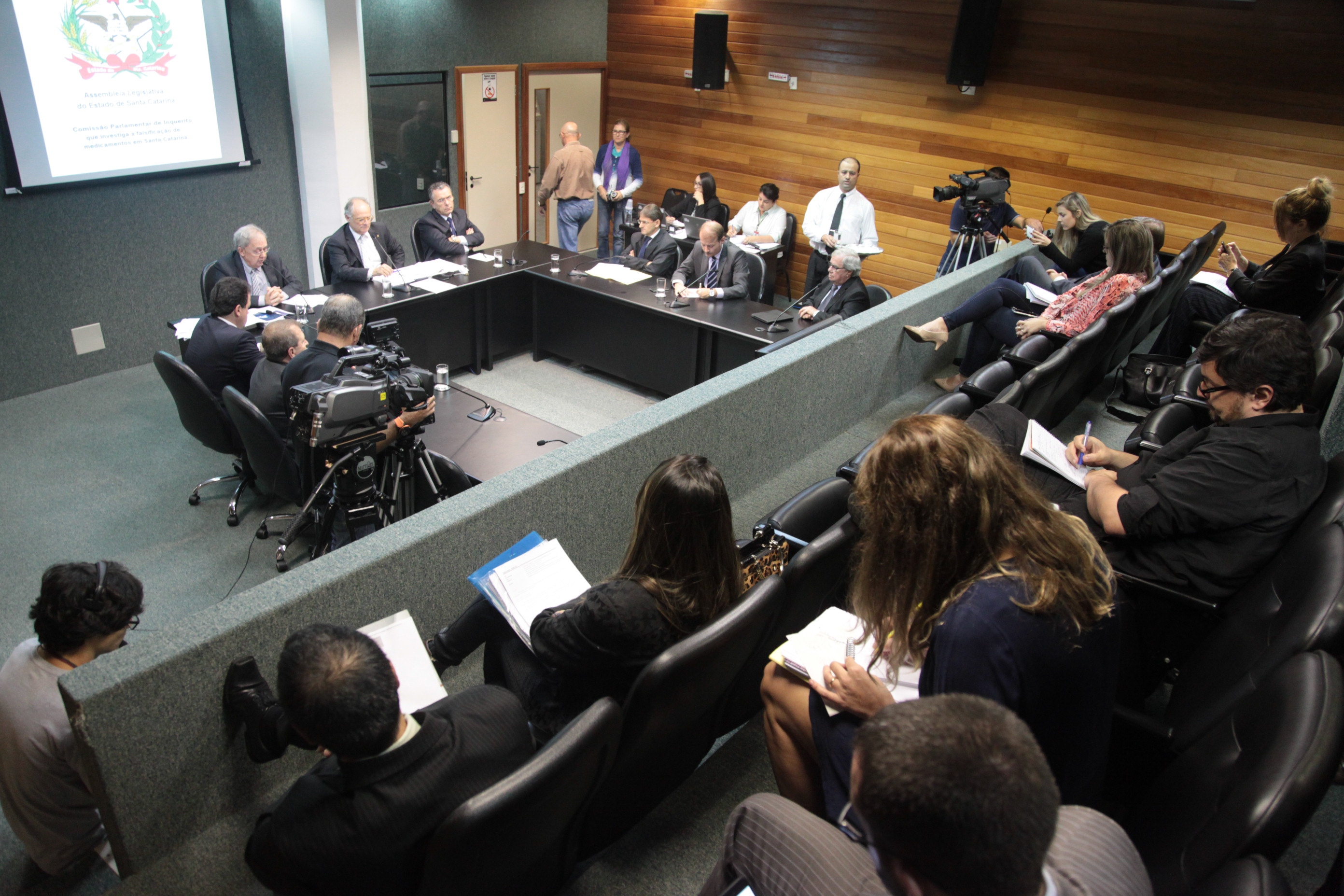 Reunião da Comissão Parlamentar de Inquérito para investigar a falsificação de medicamentos em Santa Catarina.