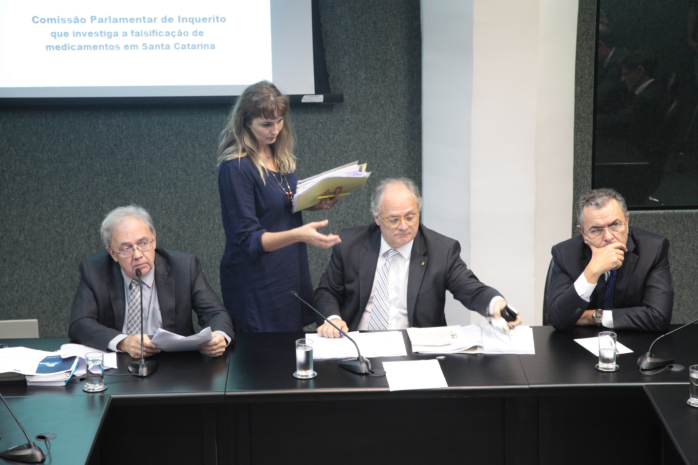 Reunião da Comissão Parlamentar de Inquérito para investigar a falsificação de medicamentos em Santa Catarina.