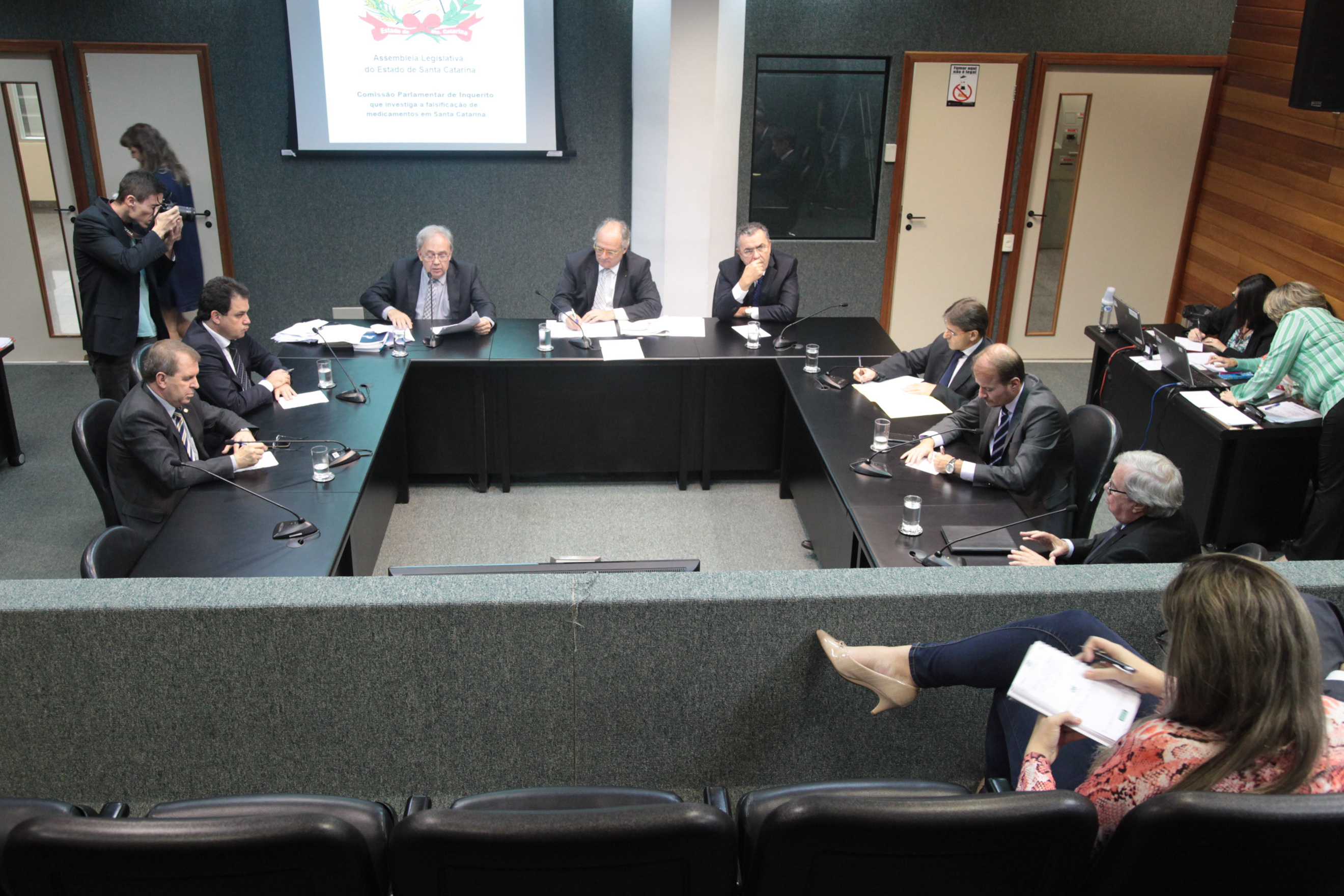 Reunião da Comissão Parlamentar de Inquérito para investigar a falsificação de medicamentos em Santa Catarina.
