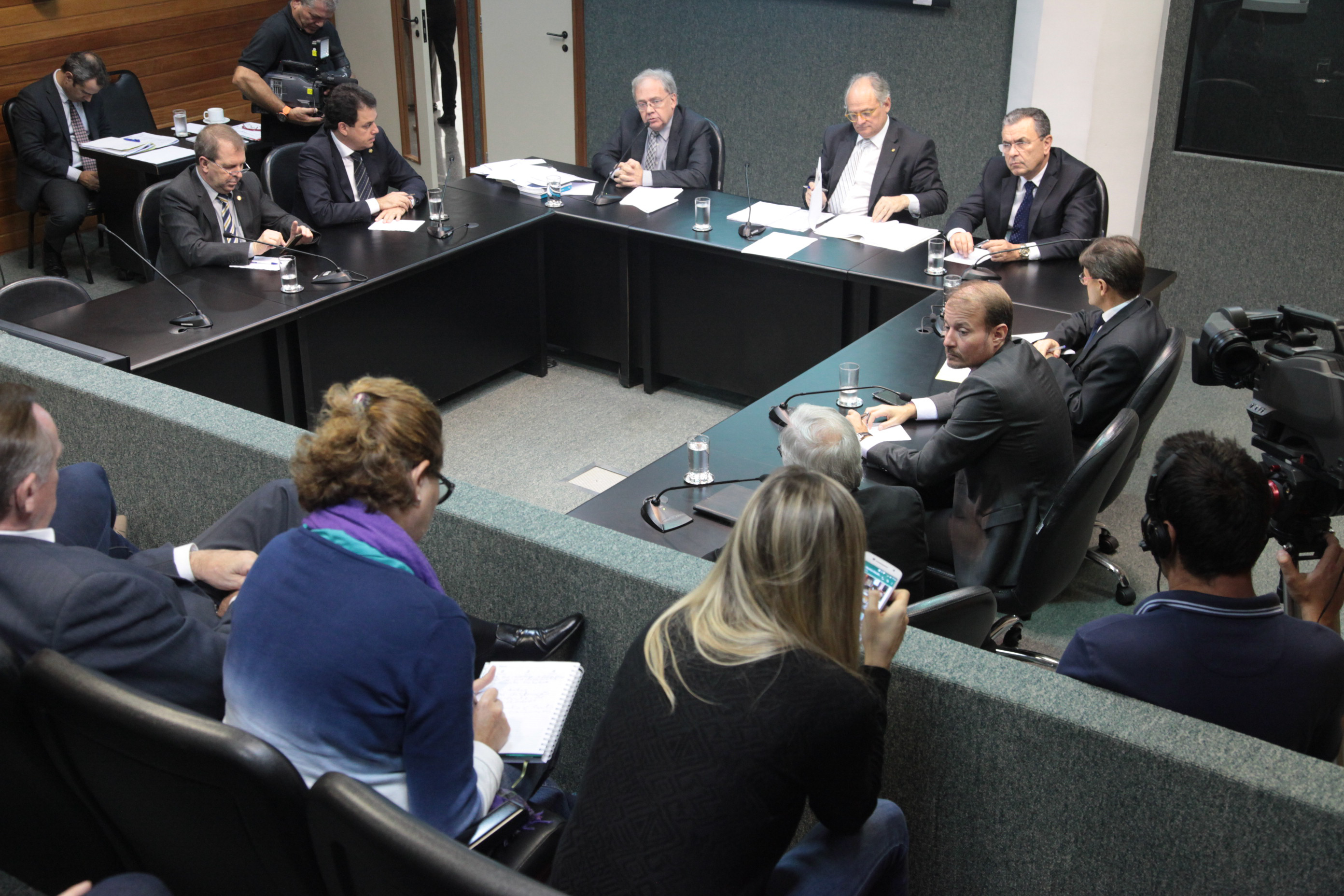 Reunião da Comissão Parlamentar de Inquérito para investigar a falsificação de medicamentos em Santa Catarina.