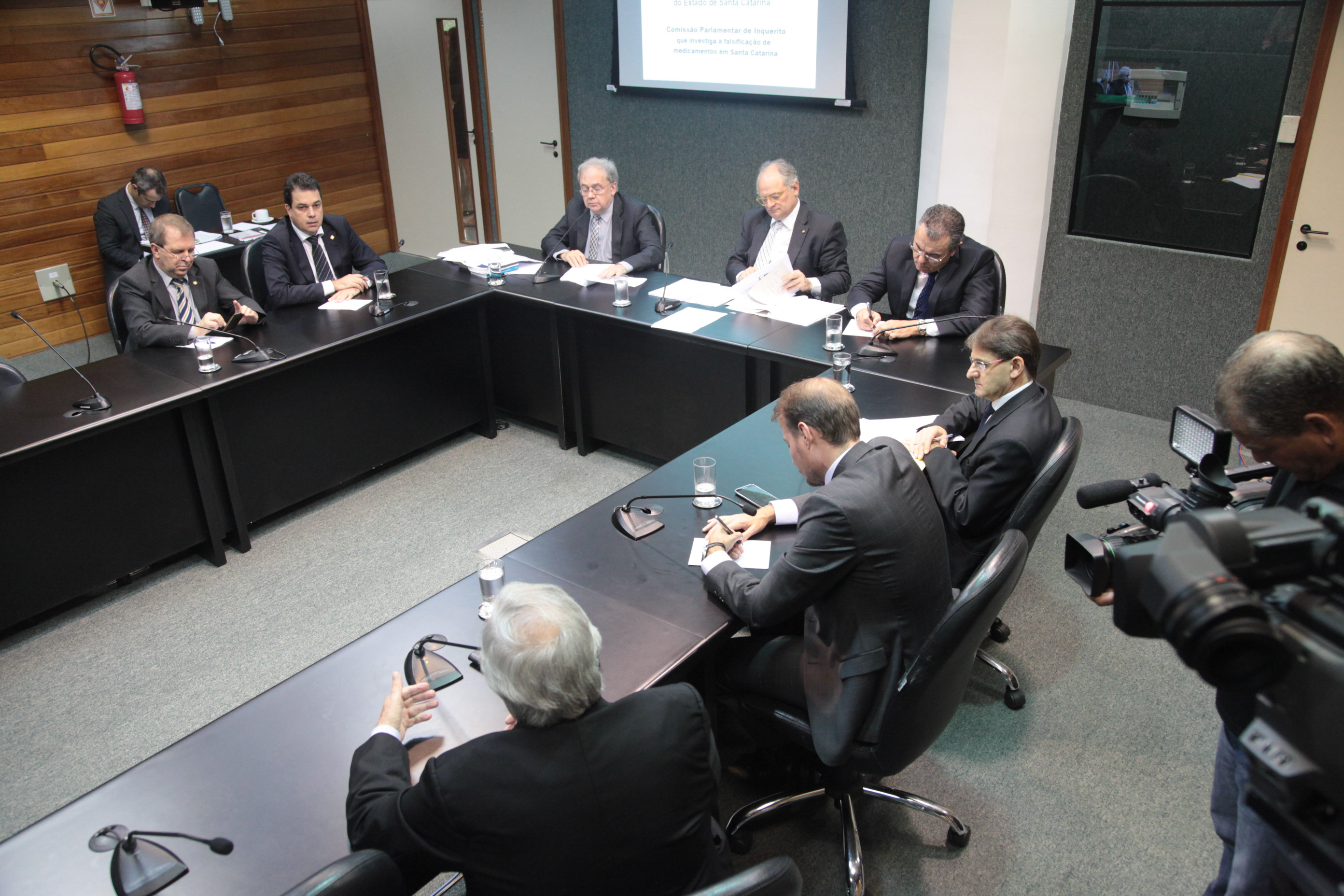 Reunião da Comissão Parlamentar de Inquérito para investigar a falsificação de medicamentos em Santa Catarina.