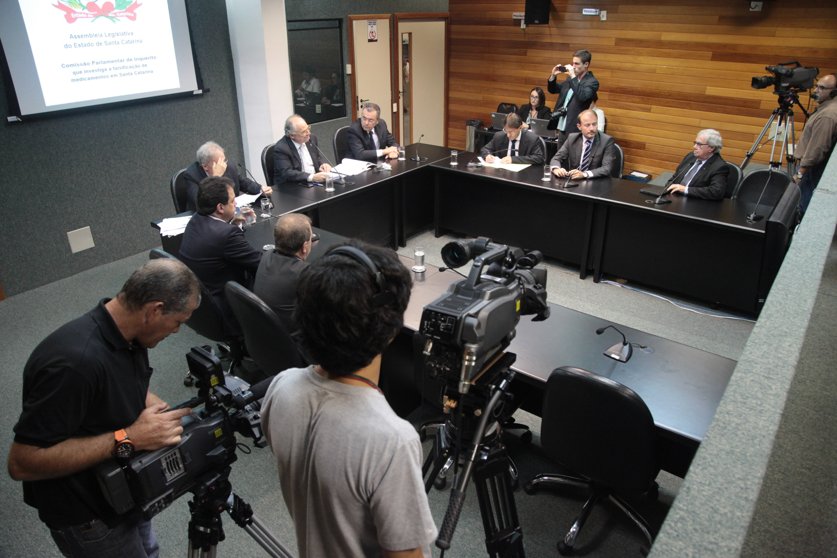 Reunião da Comissão Parlamentar de Inquérito para investigar a falsificação de medicamentos em Santa Catarina.