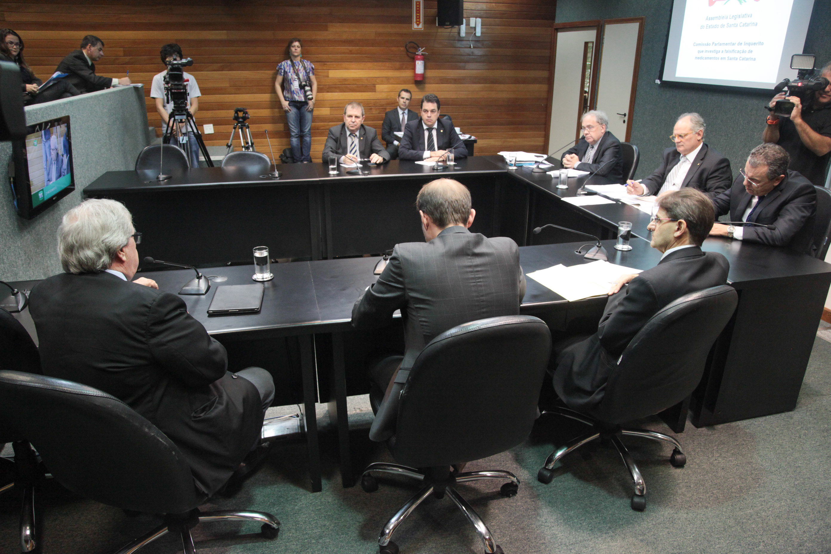 Reunião da Comissão Parlamentar de Inquérito para investigar a falsificação de medicamentos em Santa Catarina.