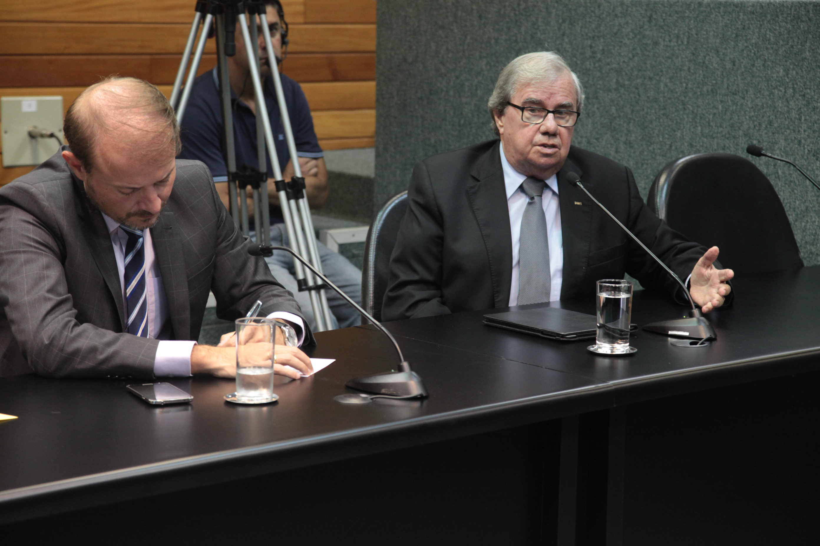 Reunião da Comissão Parlamentar de Inquérito para investigar a falsificação de medicamentos em Santa Catarina.