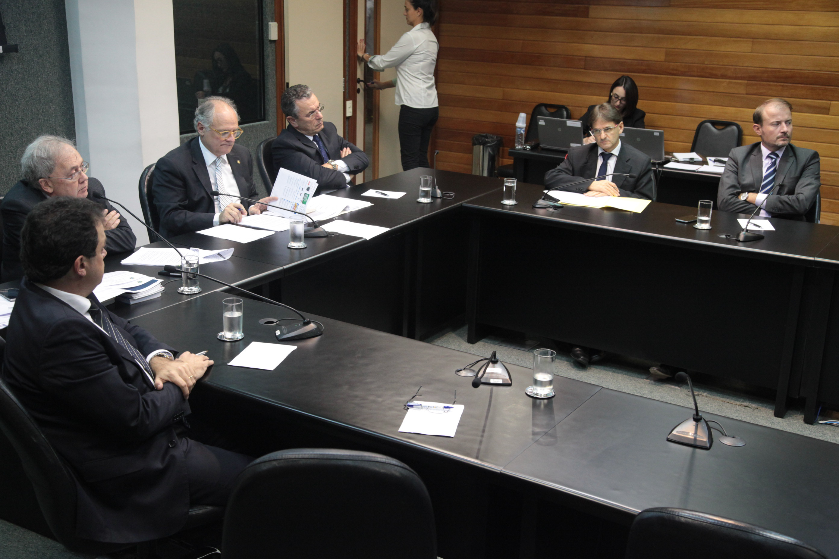 Reunião da Comissão Parlamentar de Inquérito para investigar a falsificação de medicamentos em Santa Catarina.
