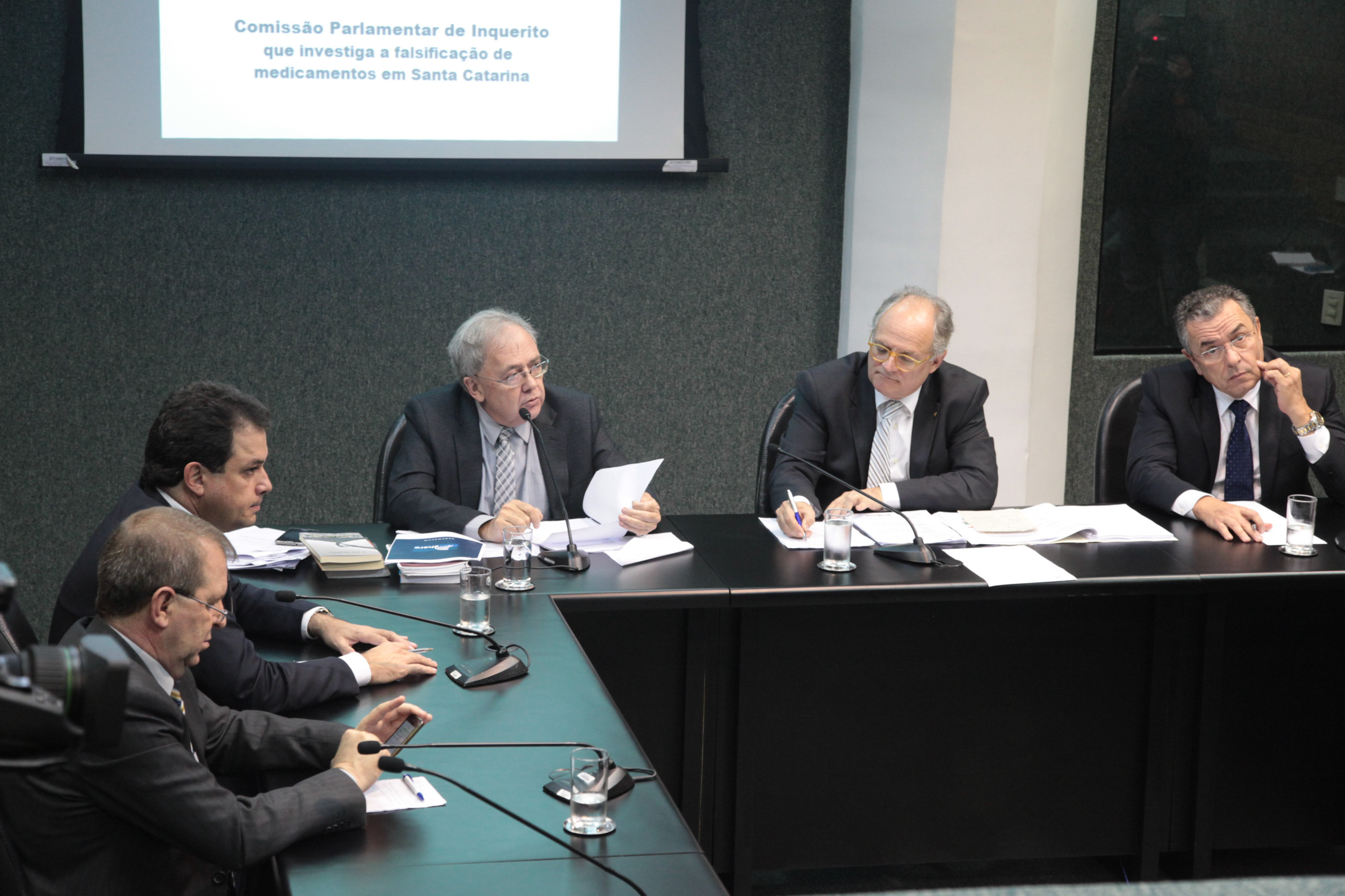 Reunião da Comissão Parlamentar de Inquérito para investigar a falsificação de medicamentos em Santa Catarina.
