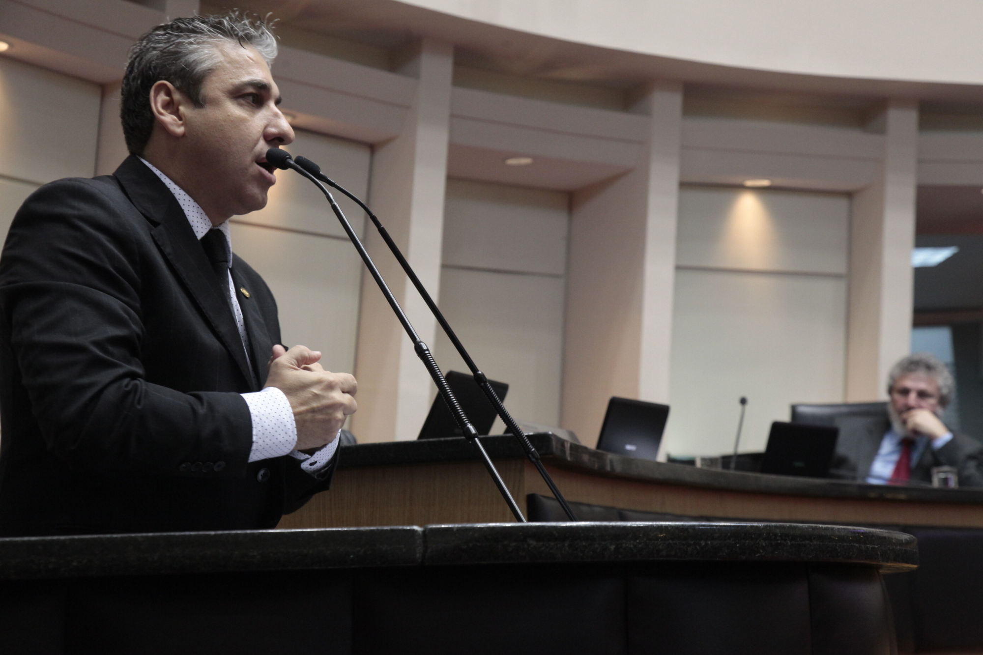 Deputado reivindica concurso para agentes socieducativos no Estado