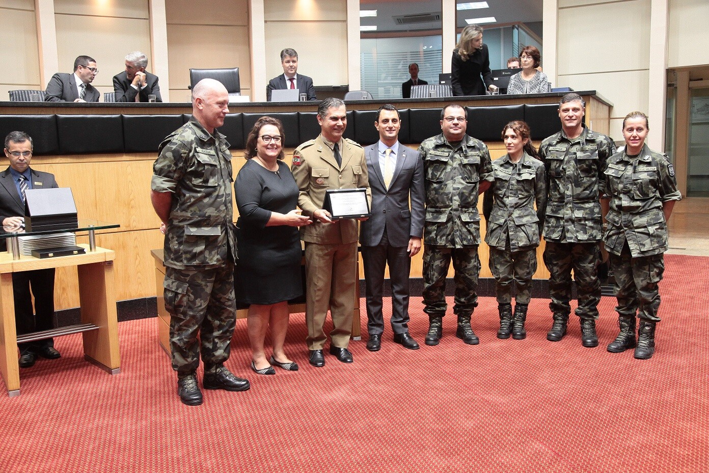 Deputada Dirce Heiderscheid e deputado João Amin entregam certificado de reconhecimento a integrantes da Polícia Ambiental