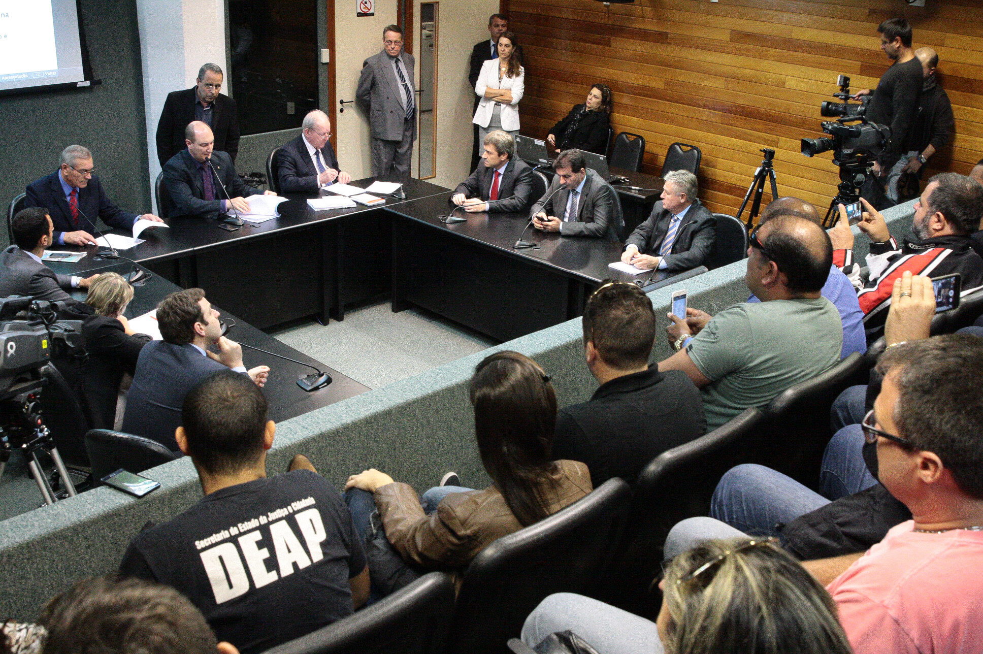 Avança projeto que cria plano de carreira para agentes prisionais