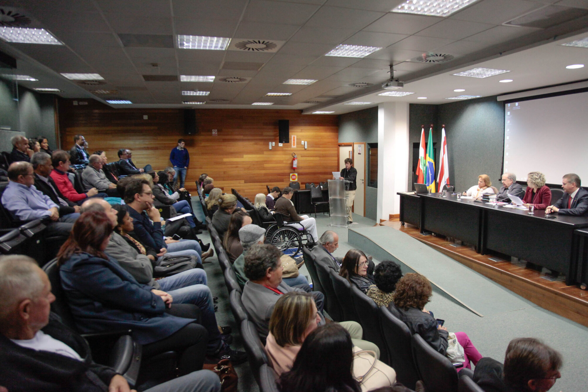 Pessoas ostomizadas reivindicam direitos em audiência na Assembleia