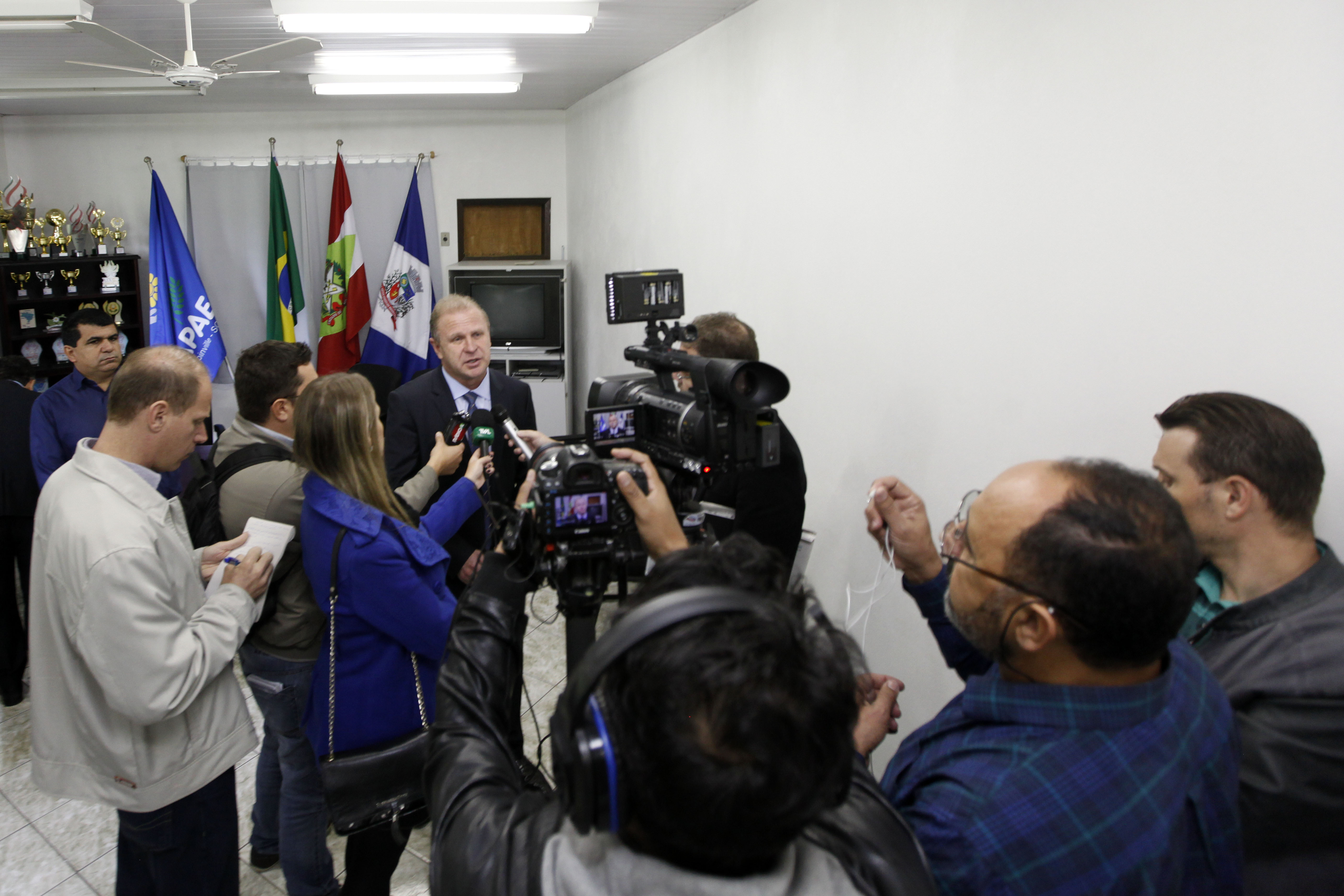 Gelson Merisio visita APAE de Joinville.