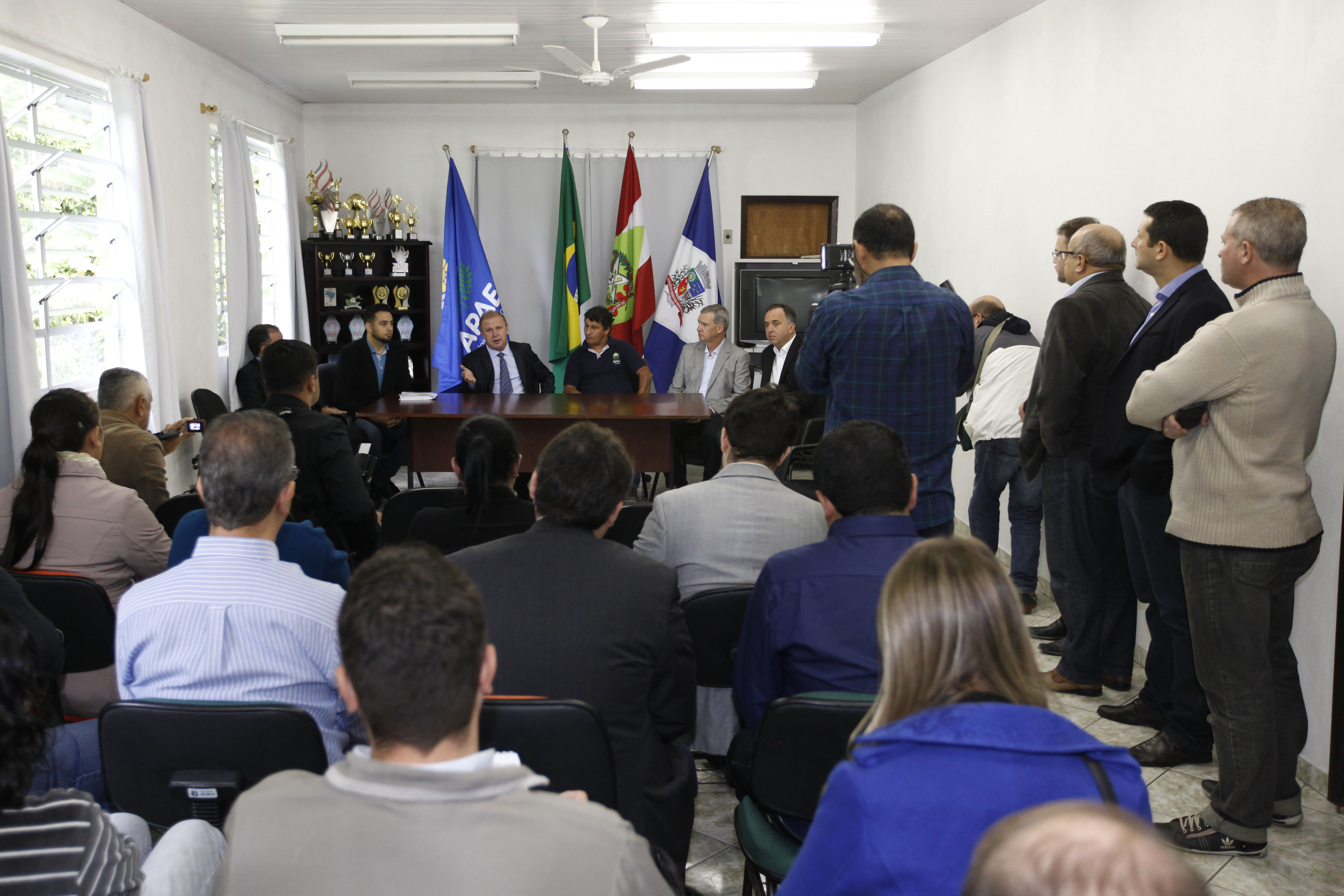 Gelson Merisio visita APAE de Joinville.