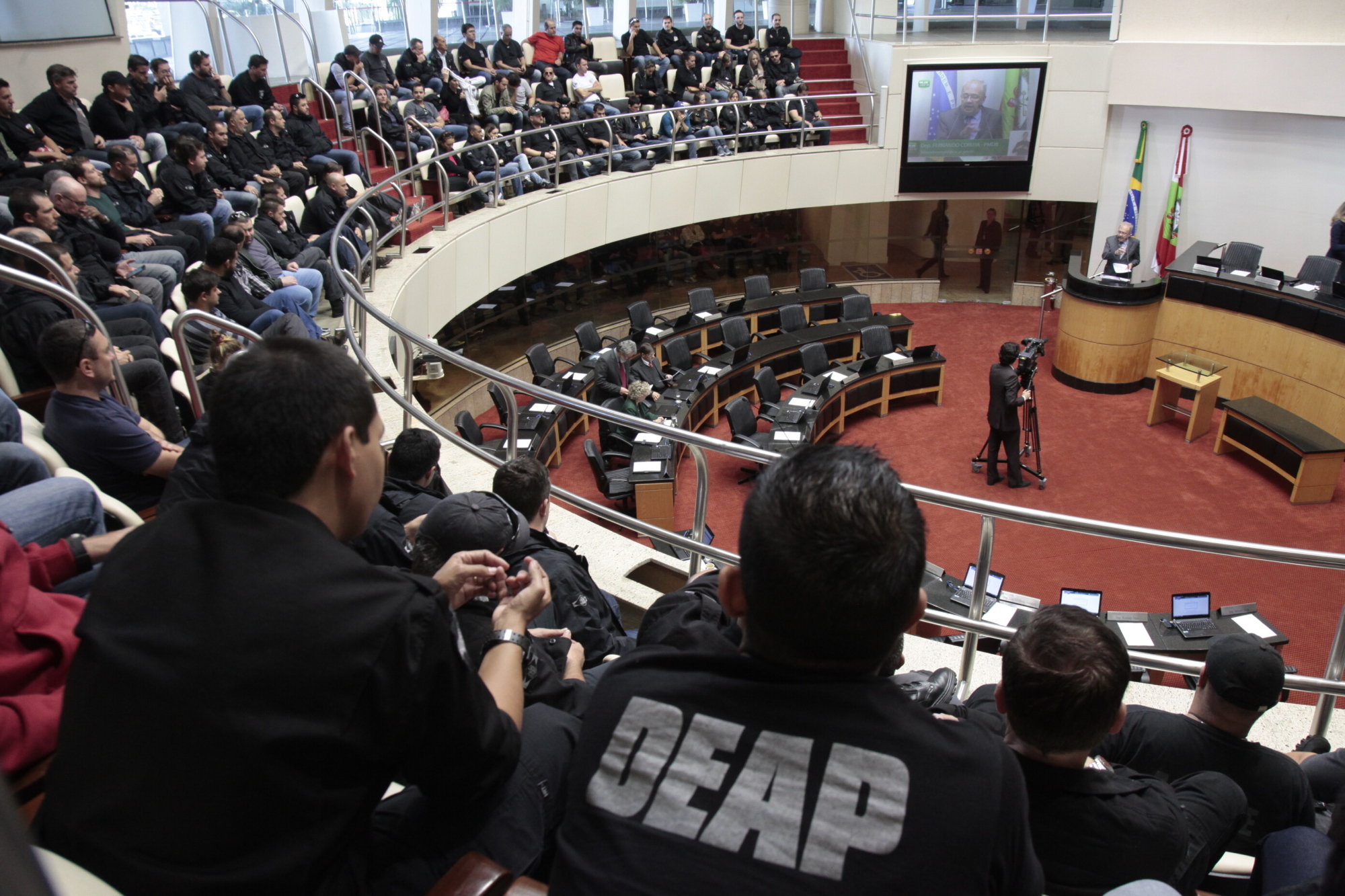 Aprovado novo plano de carreira para agentes penitenciários